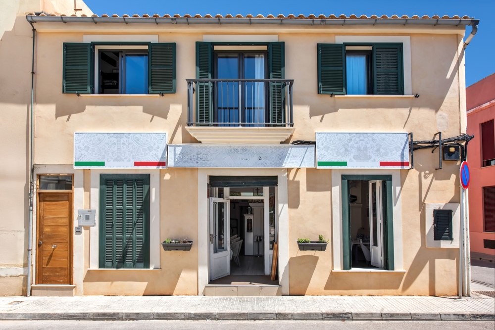 A stylish business in Portixol with a lovely terrace