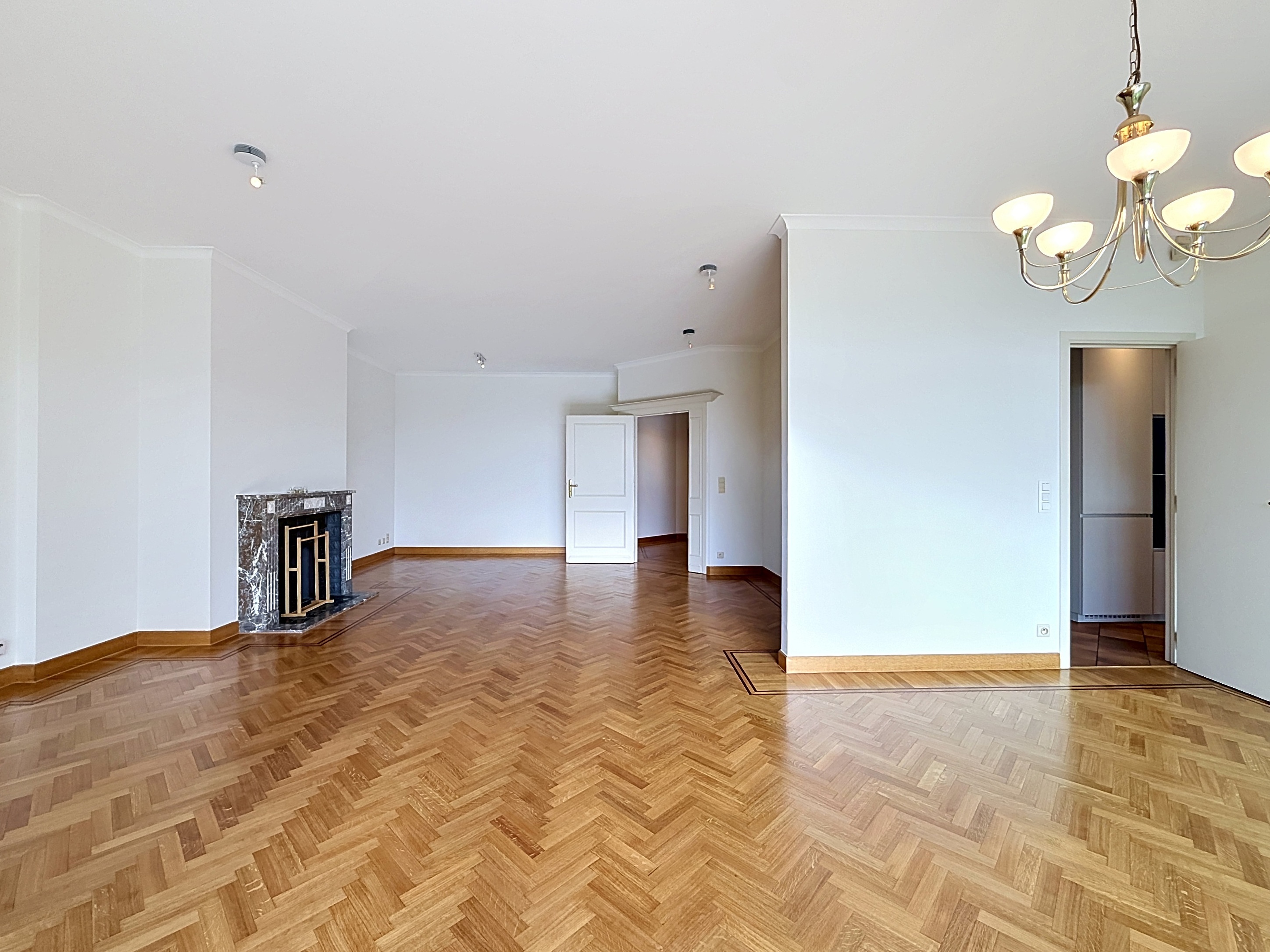 Gerenoveerd luxeappartement met terras – 3 slpk. – 2 parkeerplaatsen & kelder