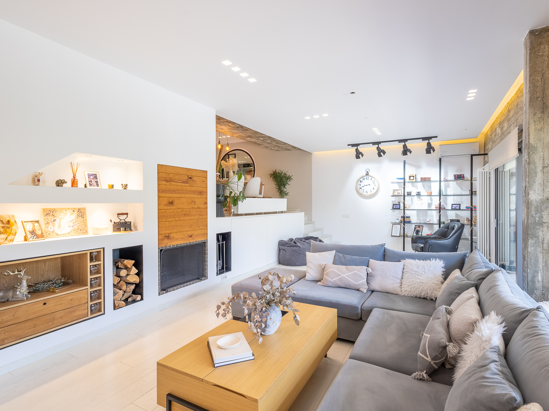 155 sq.m. minimal duplex apartment in Nea Kifisia