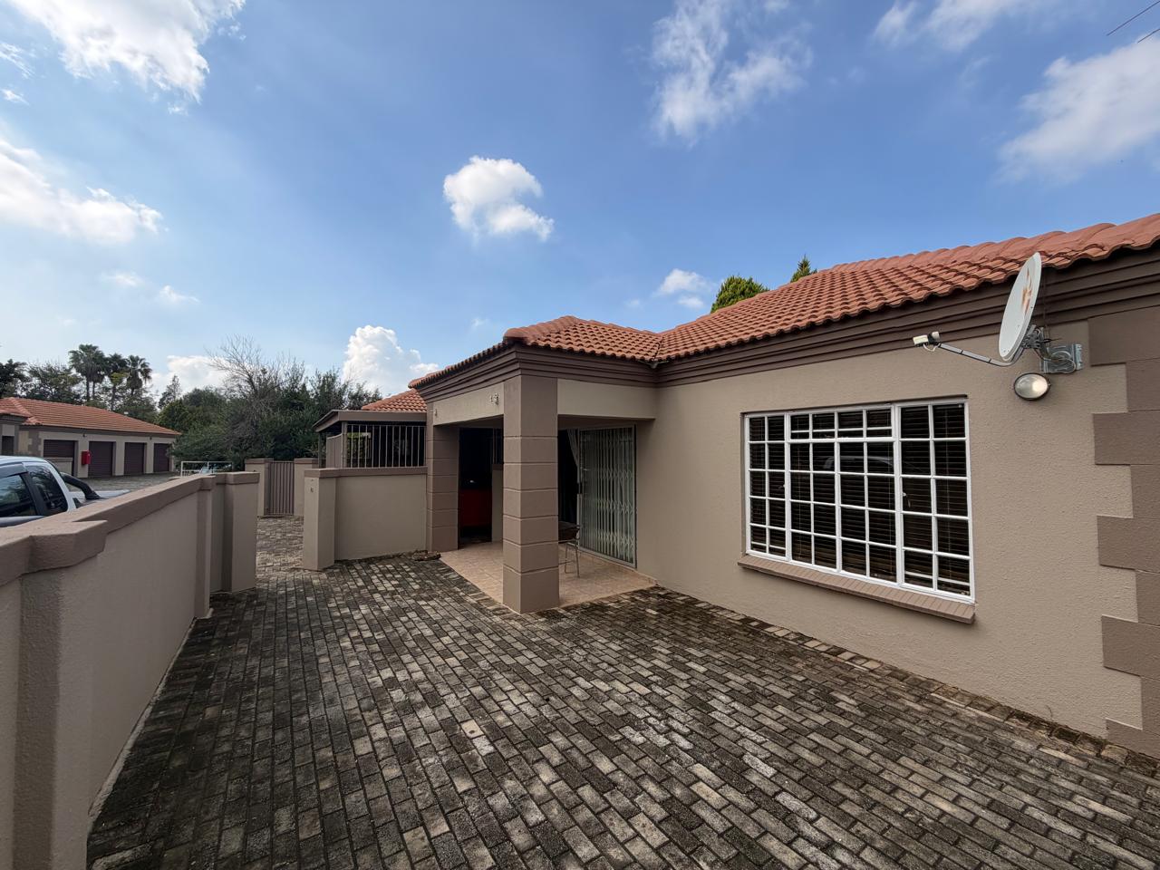 Spacious and Modern 2-Bedroom Townhouse!