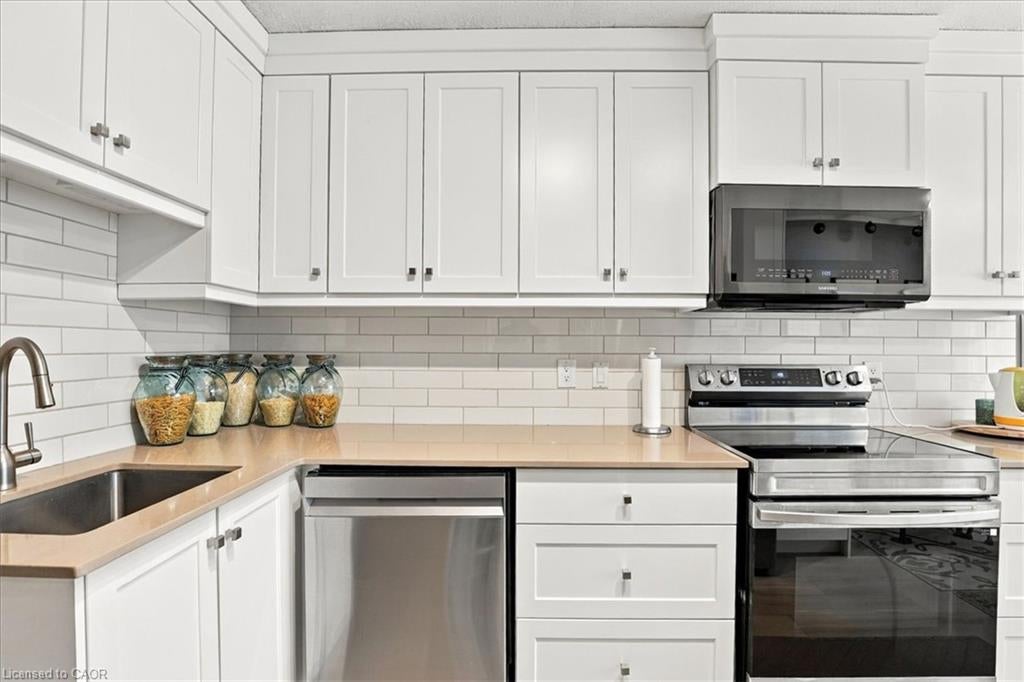 END UNIT • BACKS ONTO GREEN SPACE • COMMUNITY POOL