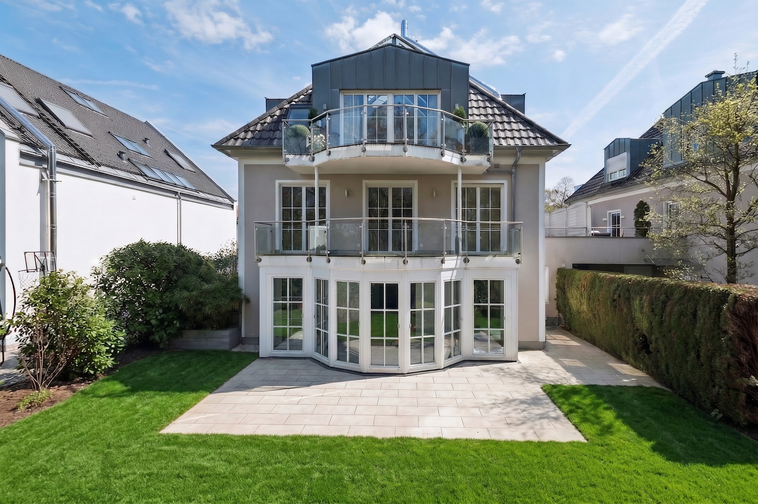 Exclusive apartment with custom-built dressing room, whirlpool bath and sunny outdoor areas in a prime location