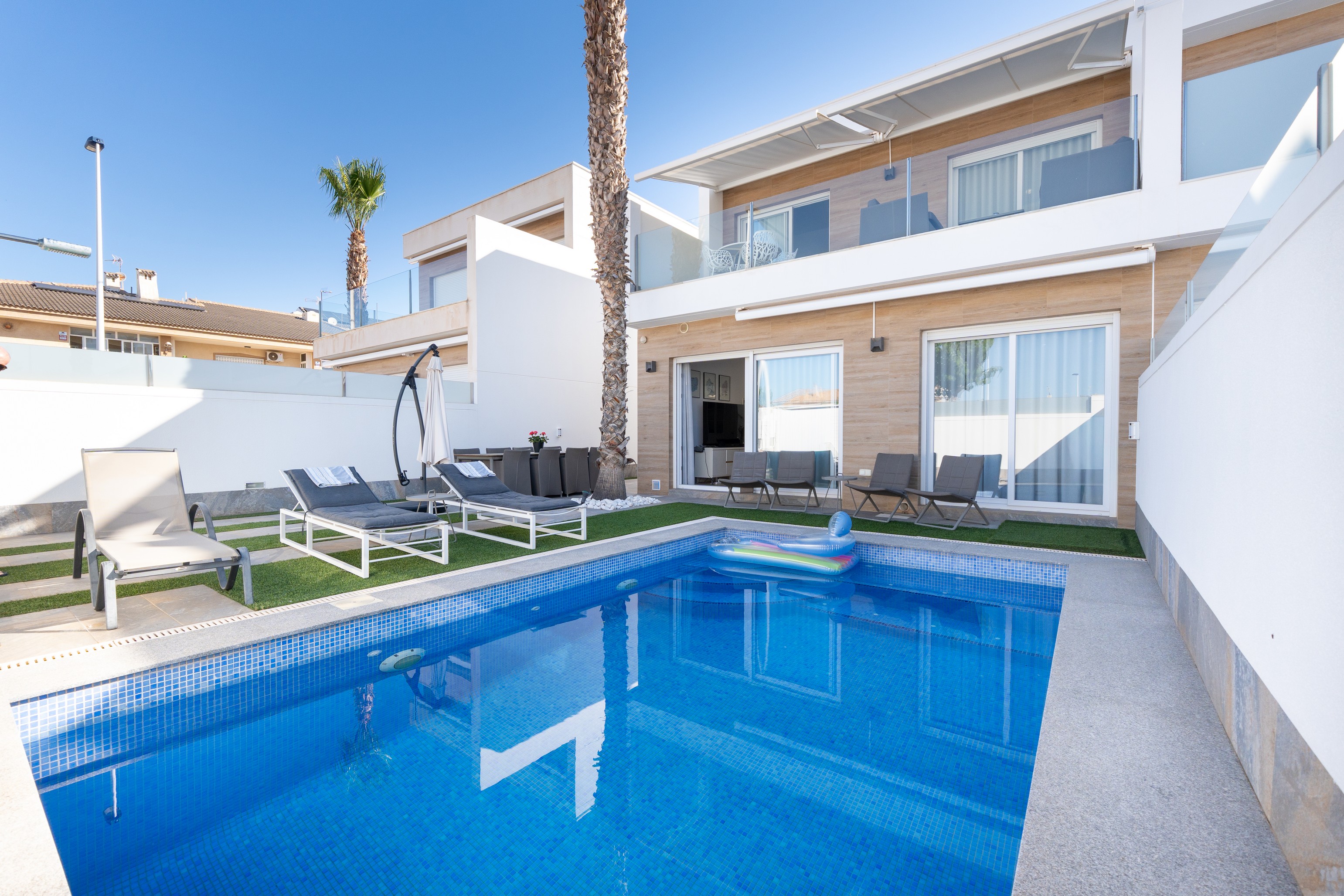 Modernes schlüsselfertiges Chalet mit privatem Pool in San Pedro del Pinatar