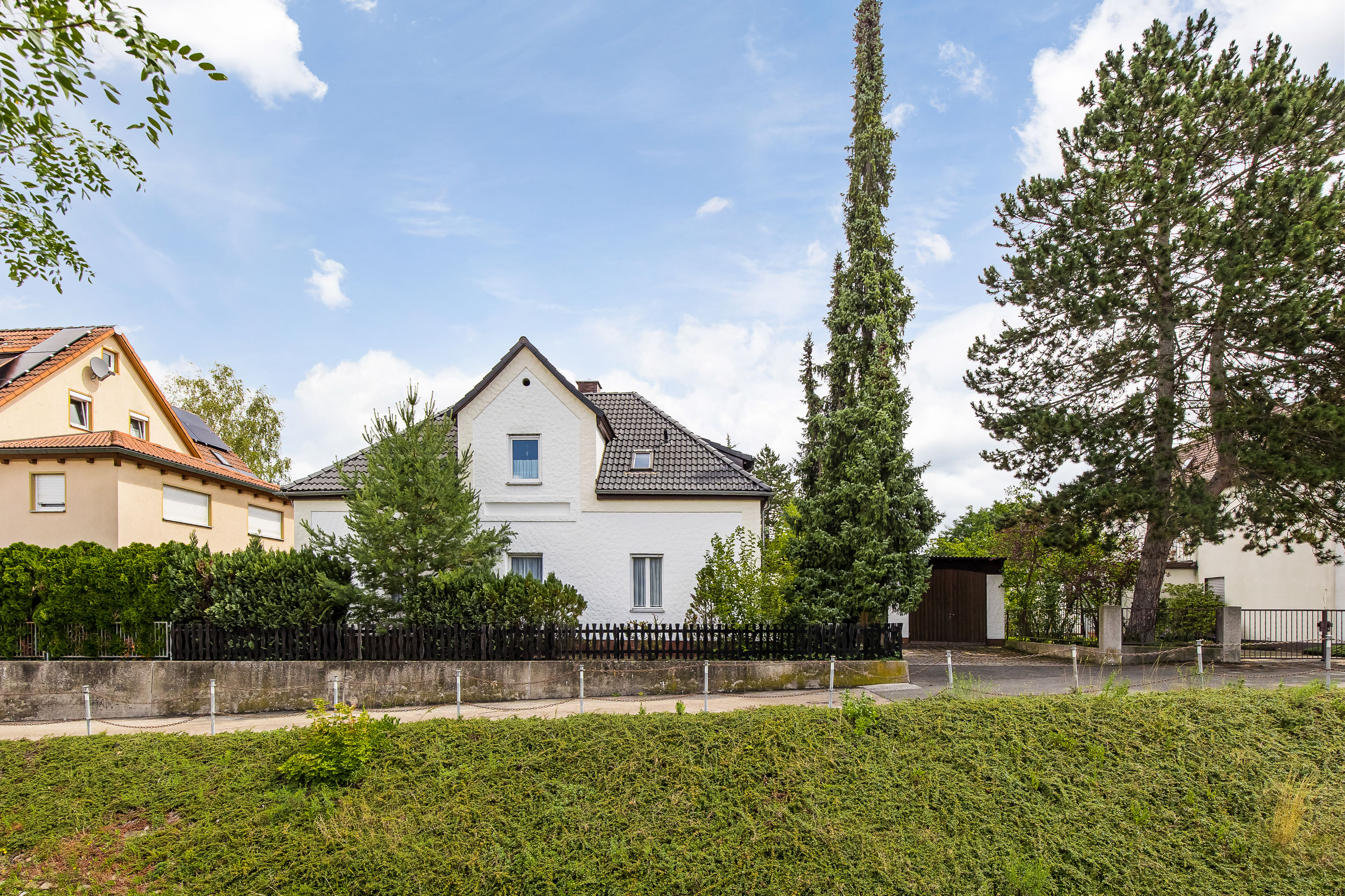 Charmantes Zweifamilienhaus auf großzügigem Grundstück mit Teilungsmöglichkeit