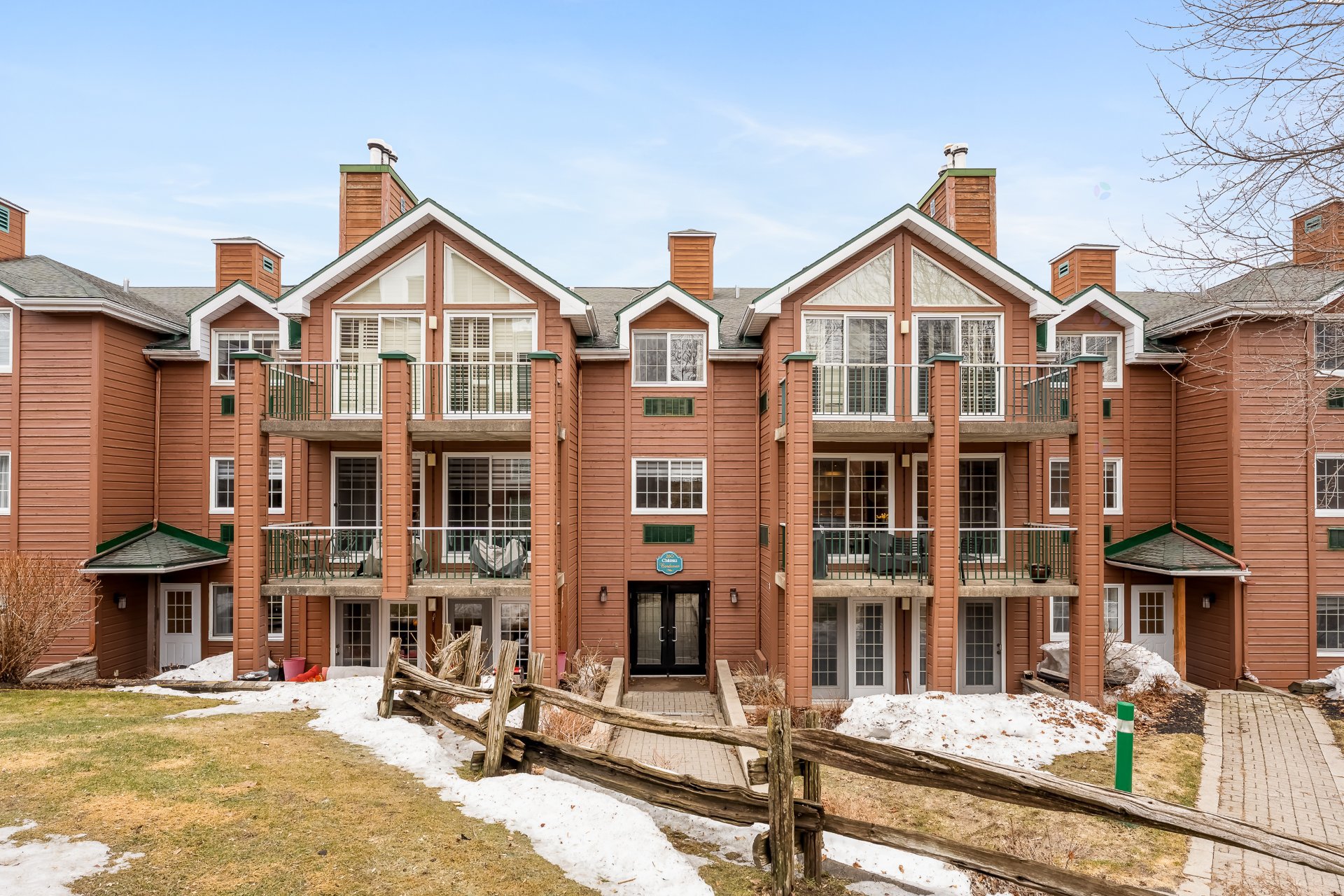 Fully furnished unit, designer-renovated