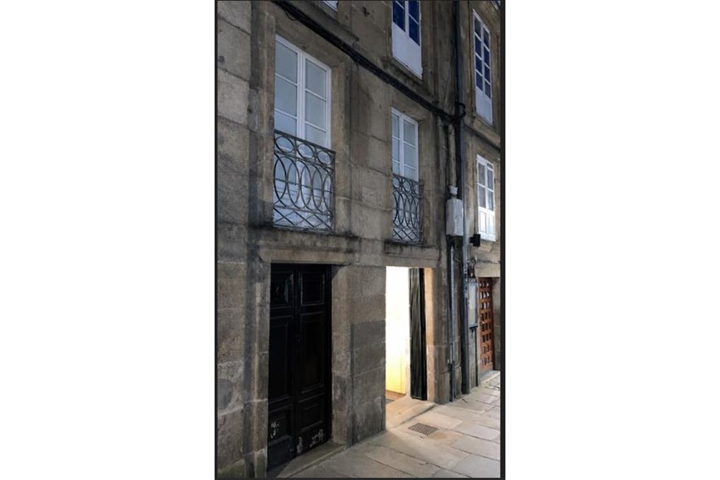 E&V sells two properties, an apartment and a commercial unit on Franco Street, Santiago de Compostela