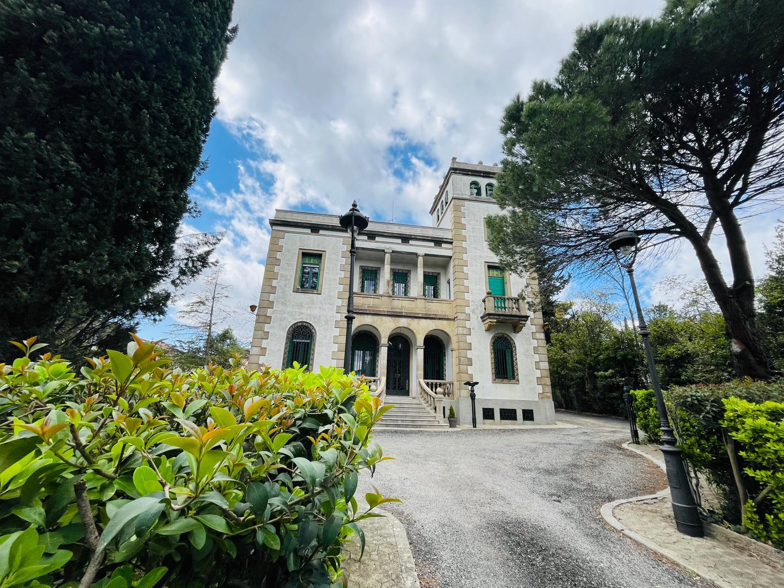 Casa històrica catalogada amb piscina i gran jardí a Llinars del Vallès