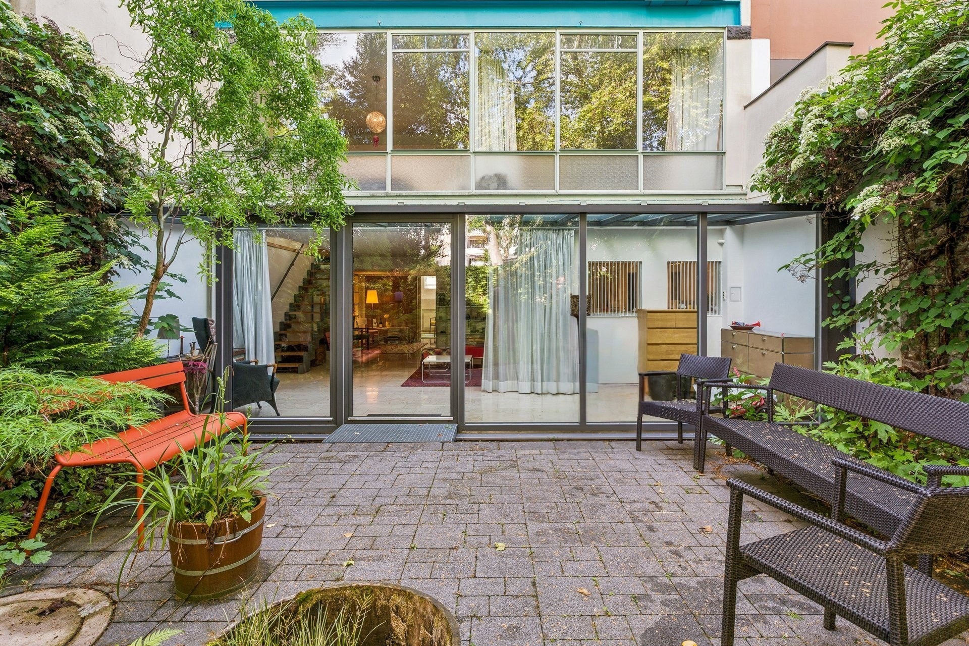 Architectural icon with garden oasis in the heart of the city