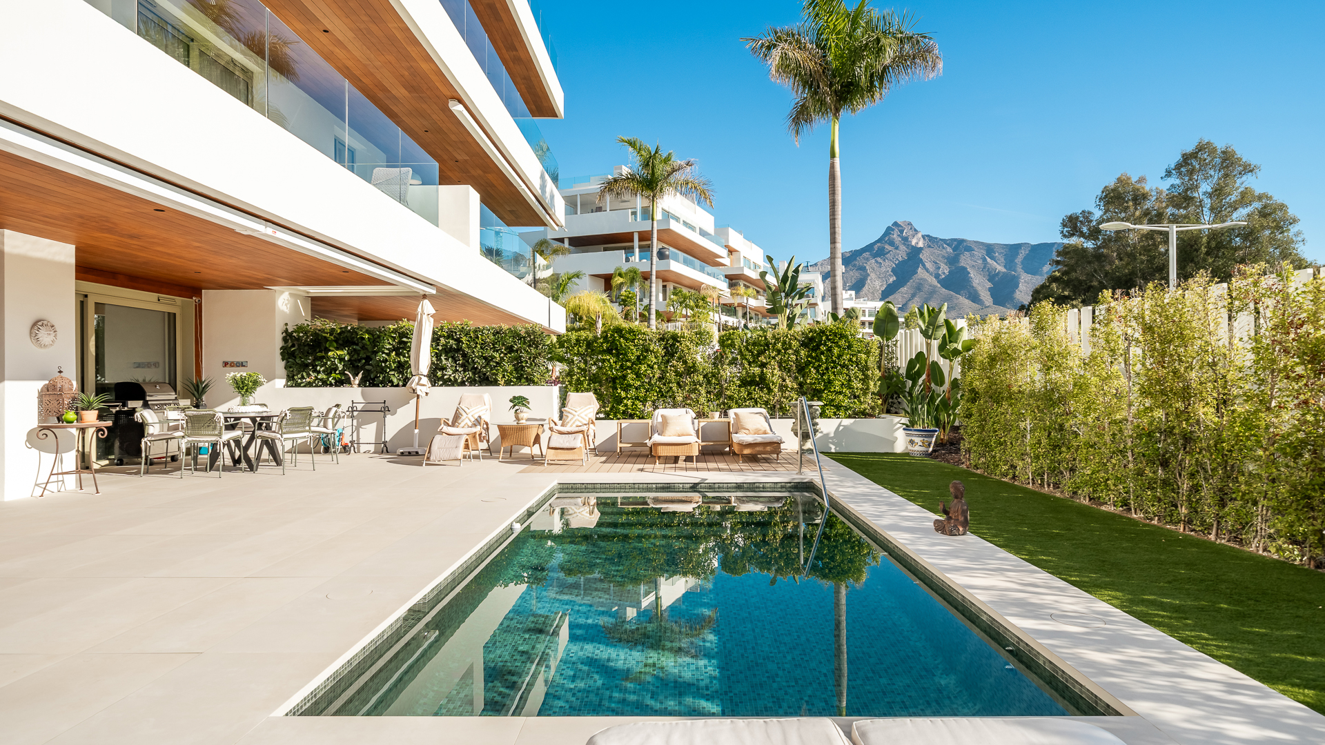 Duplex Garden Apartment with 4 Bedrooms & Private Pool in Benalus