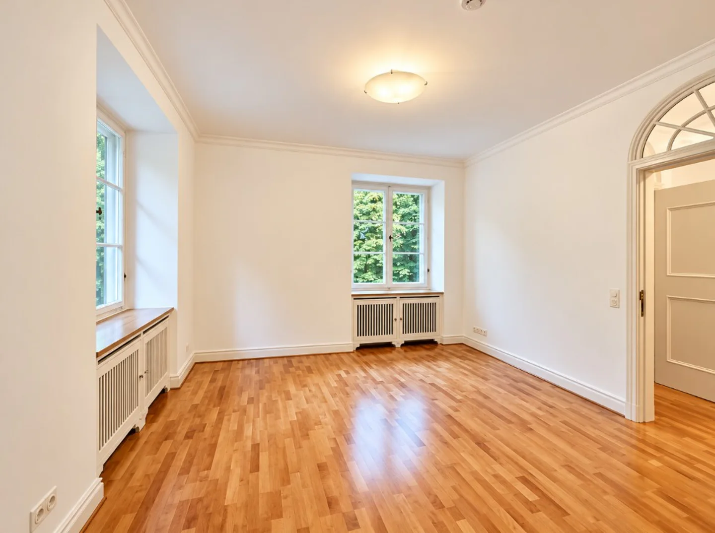 Stilvolles Wohnen in denkmalgeschützter Altbauvilla - 4 Zimmer-Wohnung mit Balkon - Photo 1