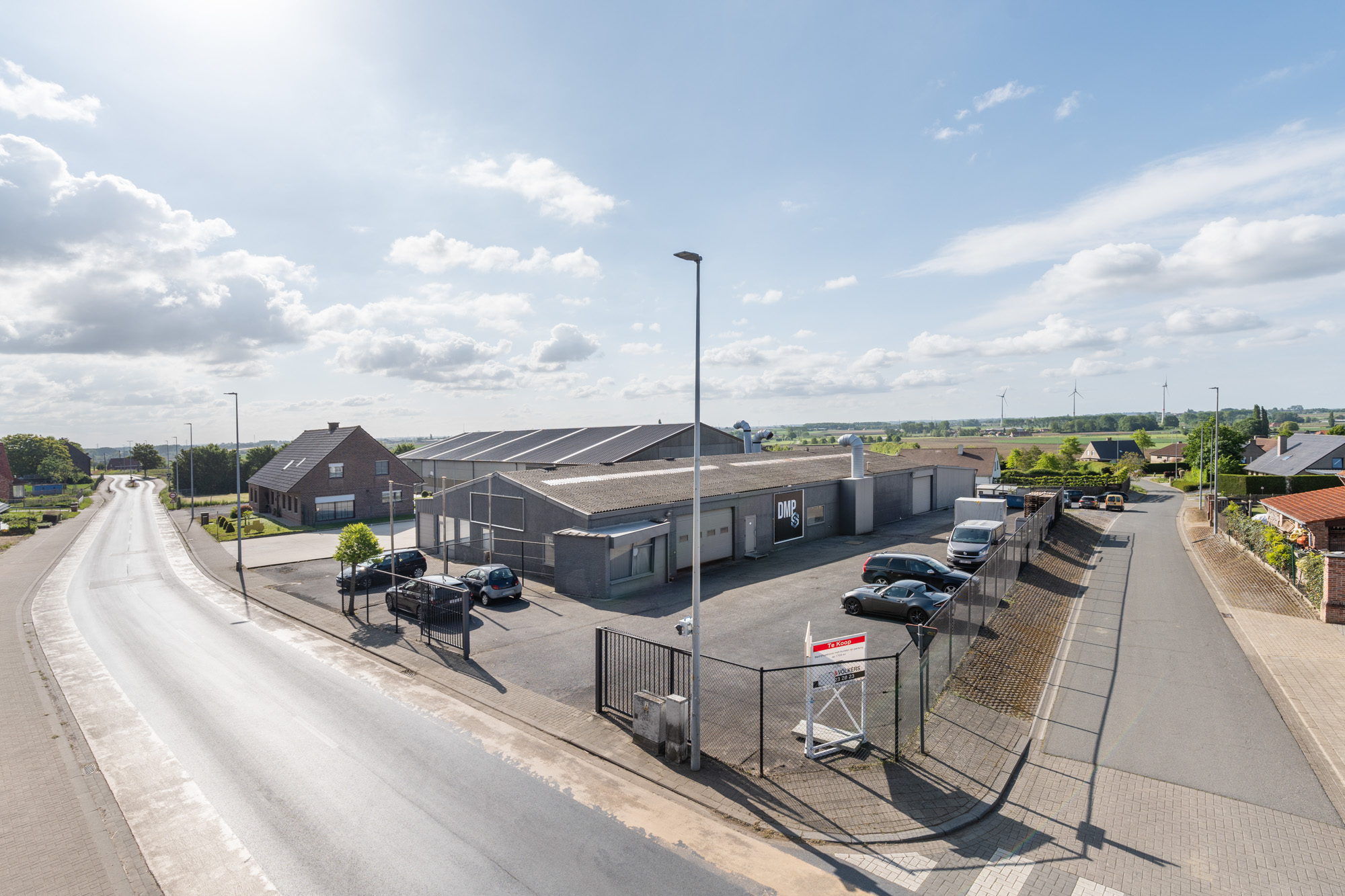 Spacious, versatile commercial building with offices, workshop and parking on a 1,703 m² plot