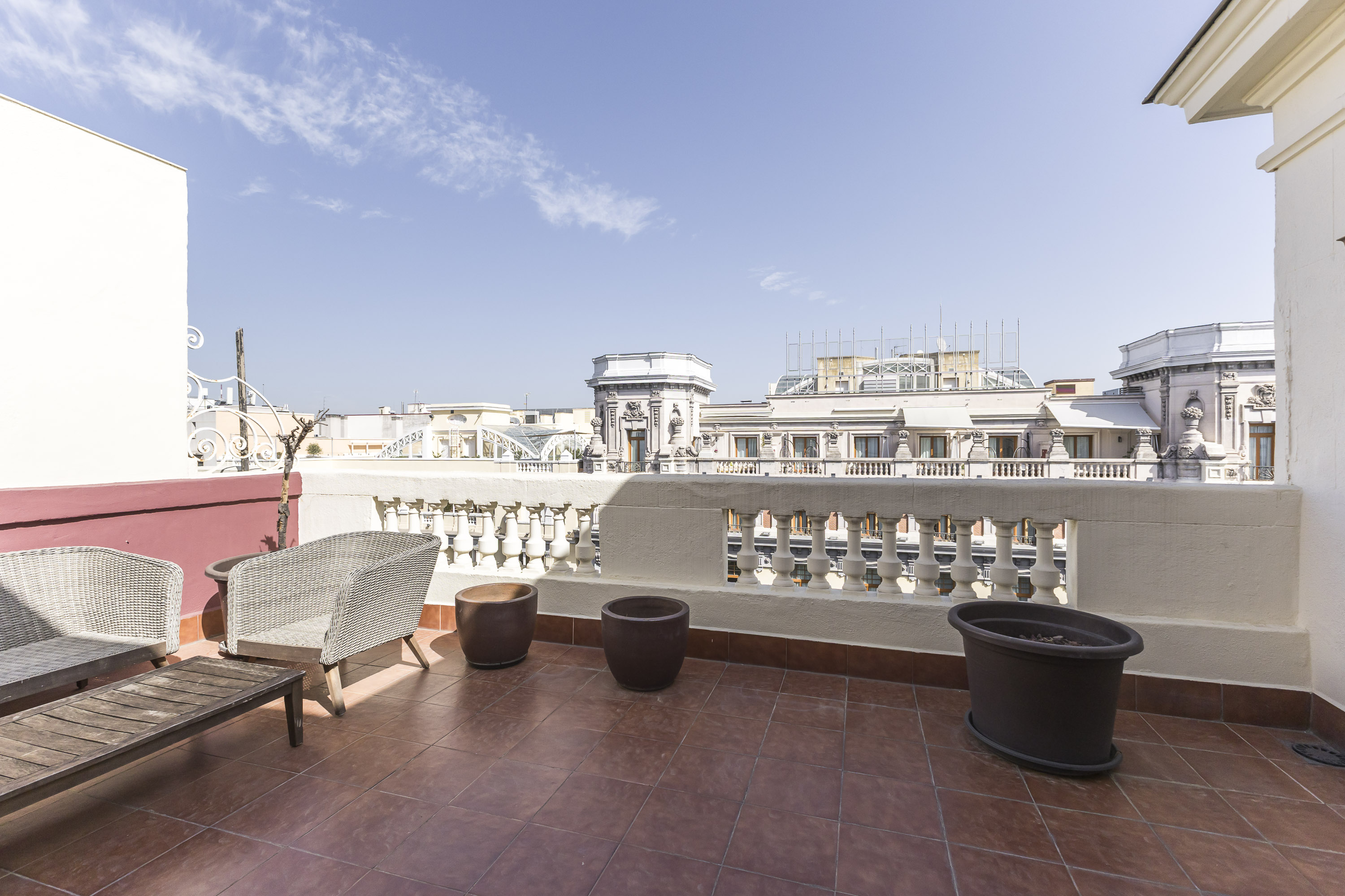 Elegancia y luz en Almagro: Ático clásico con terraza y vistas despejadas