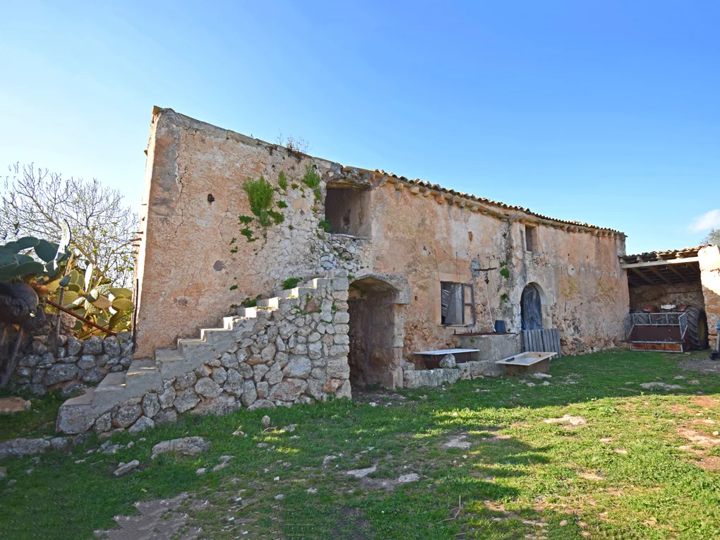 Mallorquin country house to renovate in Llubi