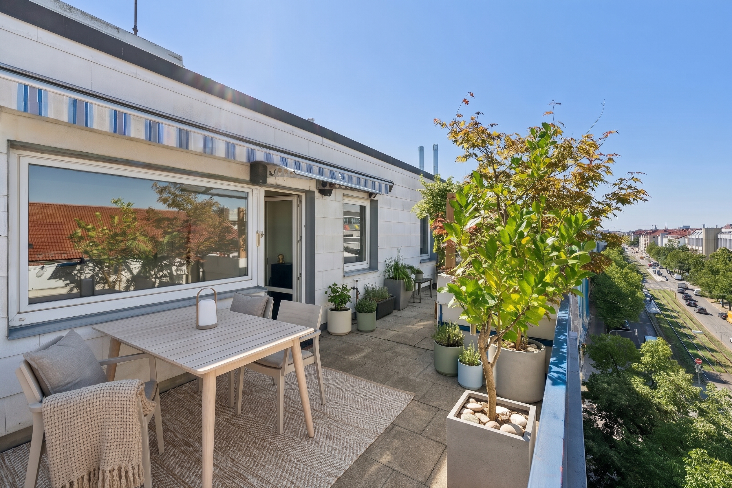 Hoch über Schwabing-West: Charmante 2-Zimmer-Wohnung mit Dachterrasse im 6. Stock [KI-modifiziert]