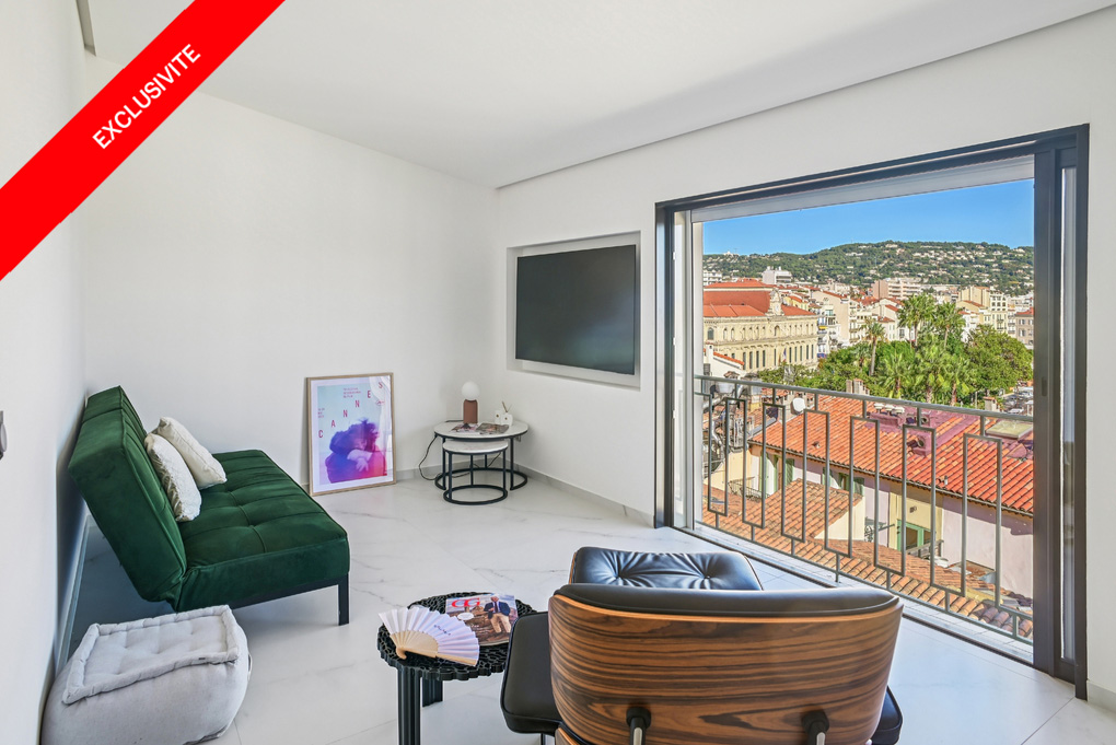 Renovated 4-room apartment, sea view over the port of Cannes