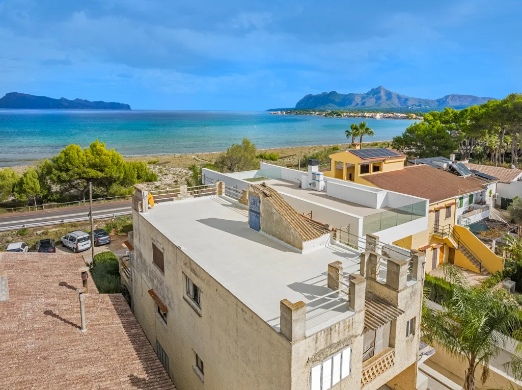 Herausragende Gelegenheit, eine traumhafte Immobilie direkt am Meer in Alcudia zu erwerben