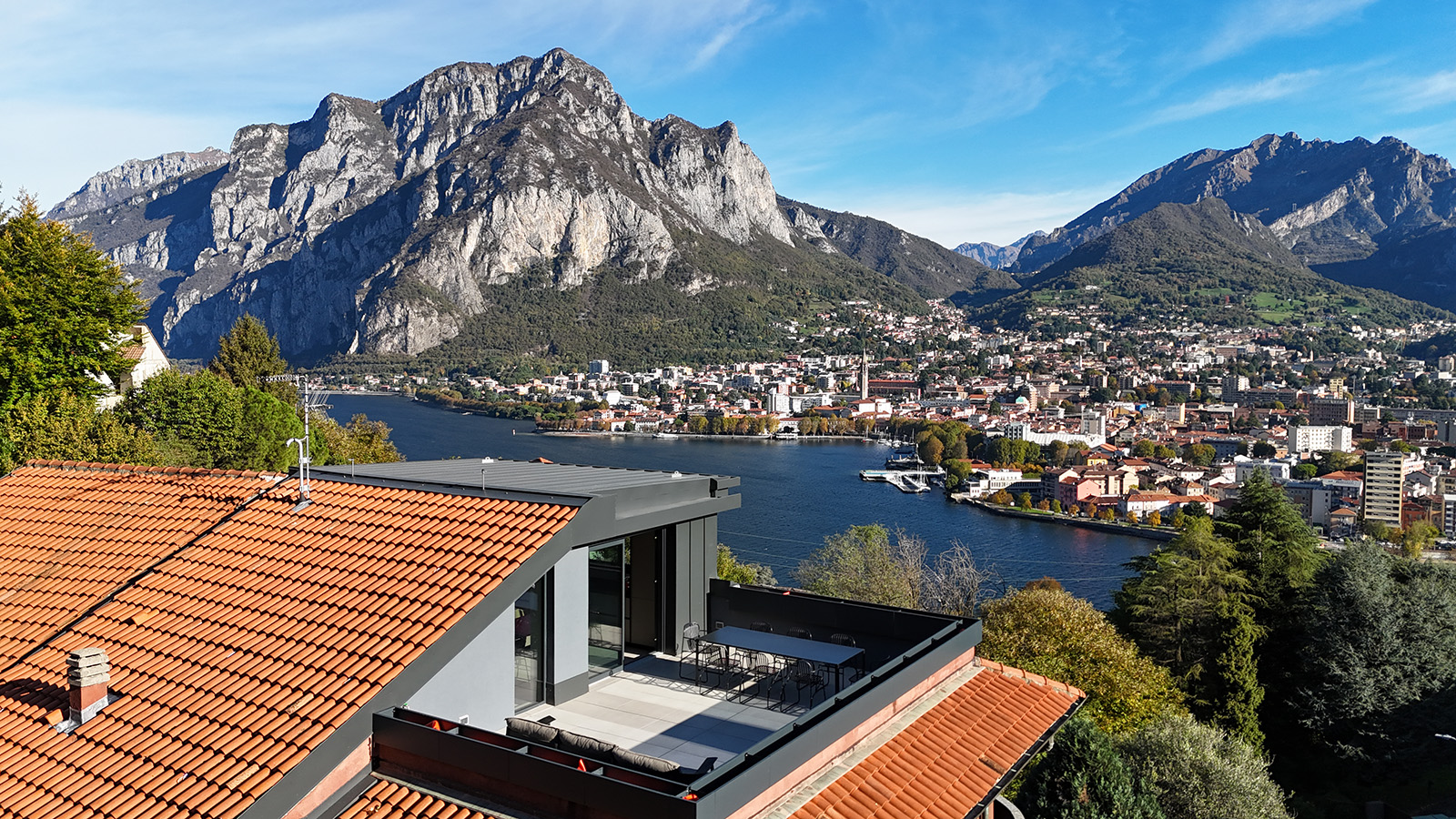 Modern, high-tech apartment with panoramic terrace overlooking the Lake