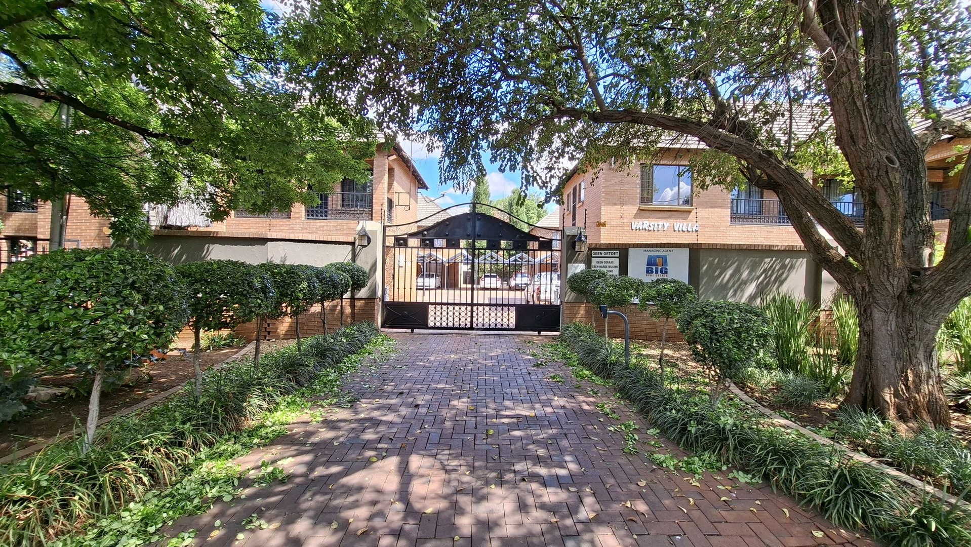 Stylish Apartment – Walking Distance to NWU