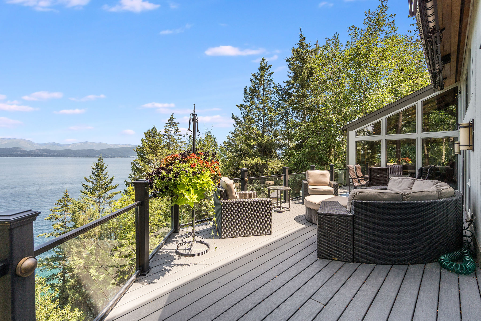 Stunning Lake & Mountain Views