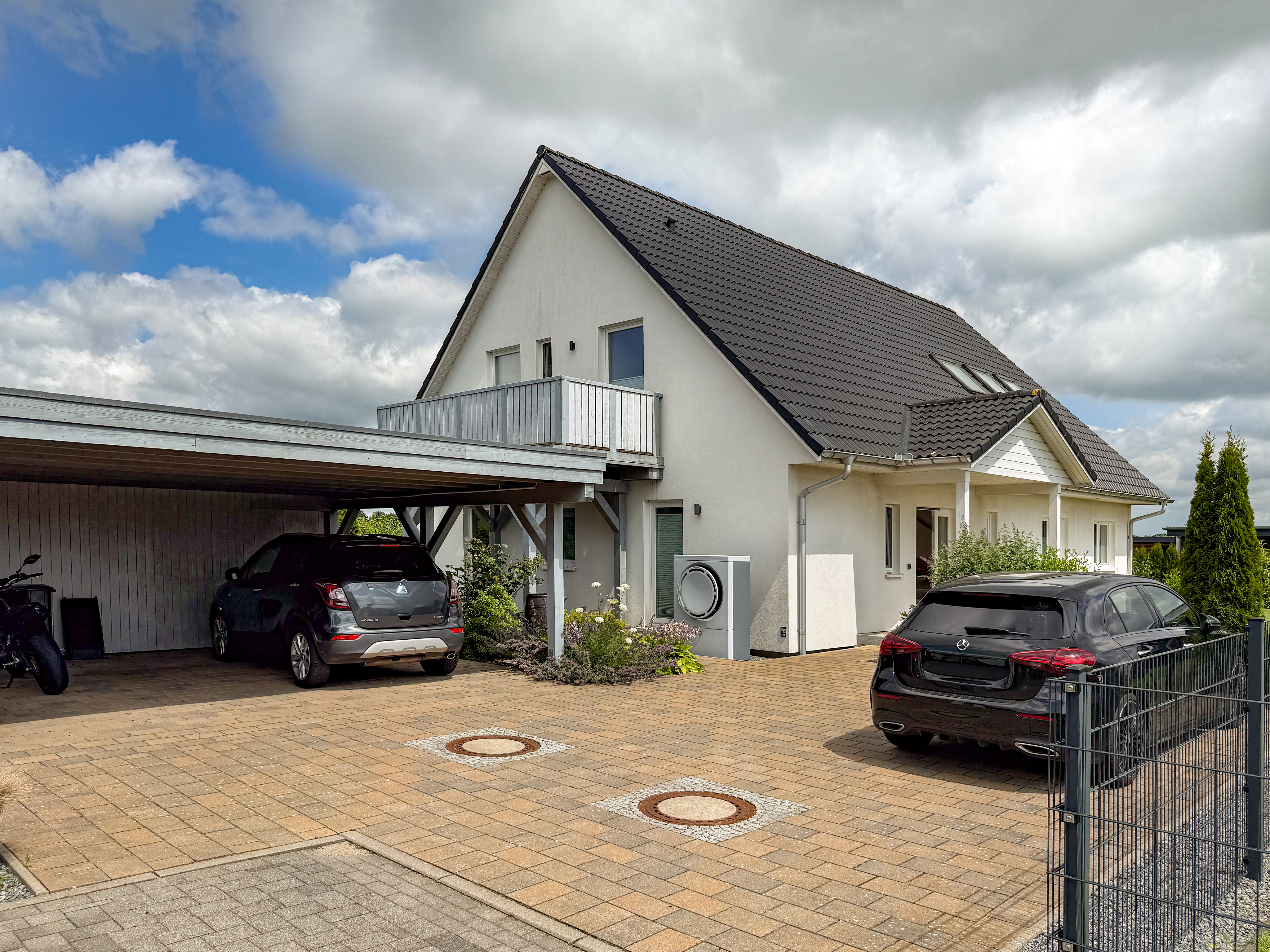 Modern & Energieeffizient | A+ Zweifamilienhaus | KfW 55 | Ruhige Feldrandlage | Ebenerdig Wohnen plus Rendite