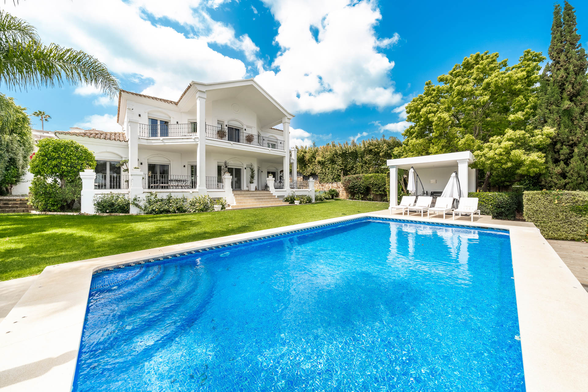 Elegant Andalusian-Modern Villa with Picturesque Views in Los Naranjos, Nueva Andalucía