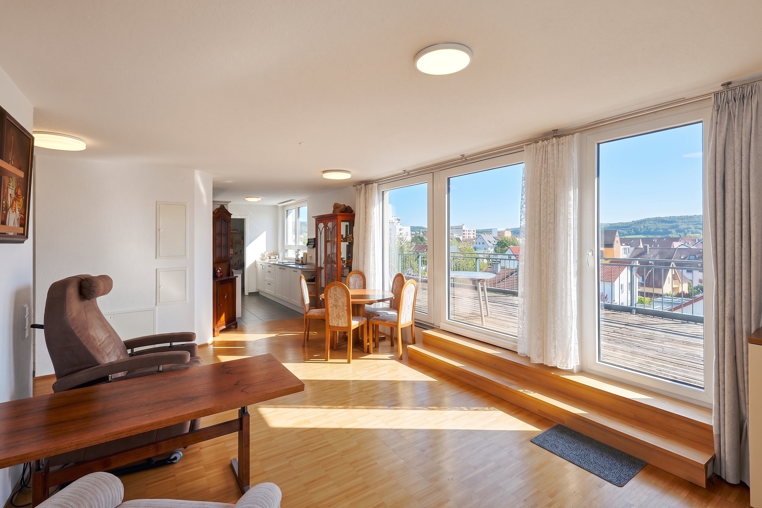 Zentrales Wohnen über den Dächern: Barrierefreie 3-Zimmer-Wohnung mit Weitblick
