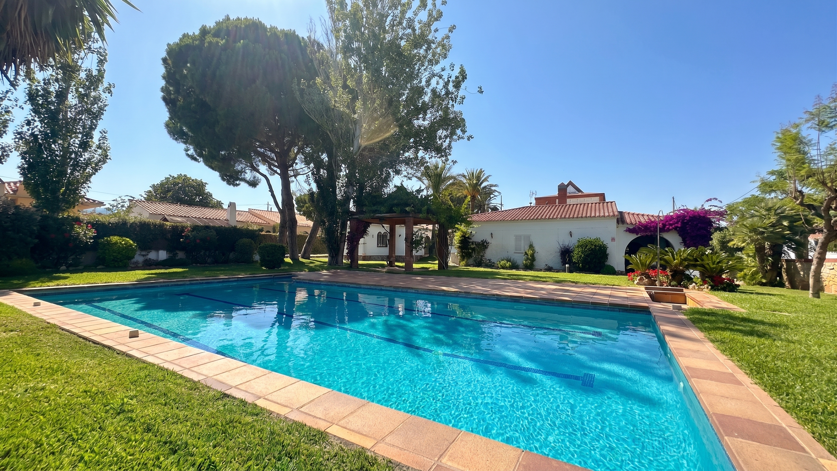 Exclusiva finca multifamiliar con piscina, 3 viviendas independientes y 1.500 m² de parcela a 400 m del mar en Miami Platja