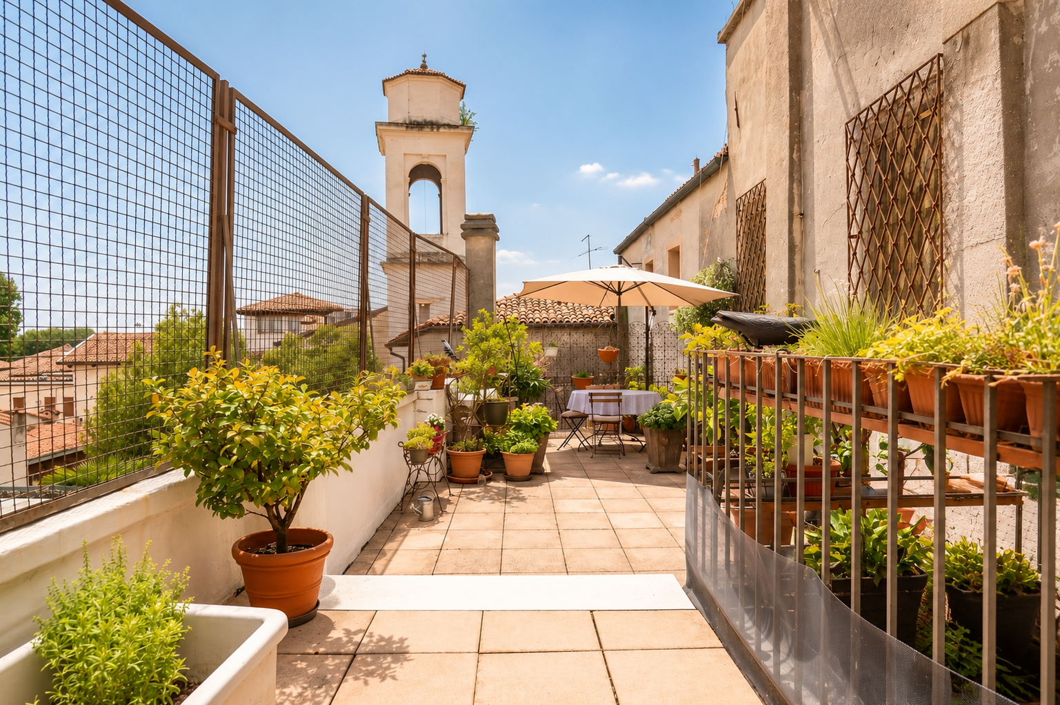 185 m² top-floor apartment with private terraces in the historic centre (VI)