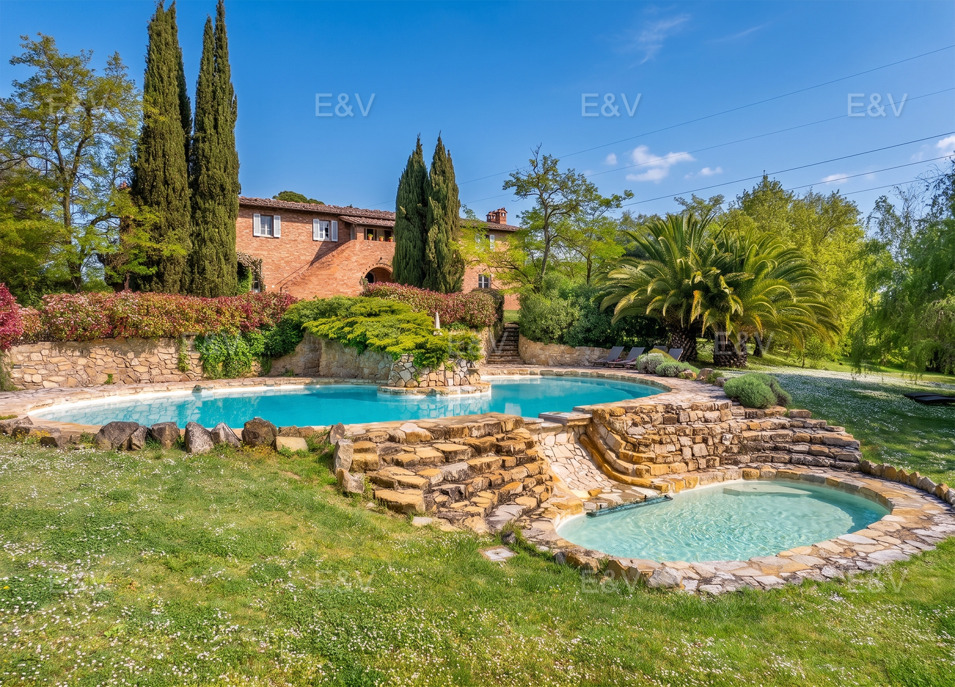 17th-century farmhouse with dependance and a pool with panoramic views of the hills between Umbria and Tuscany