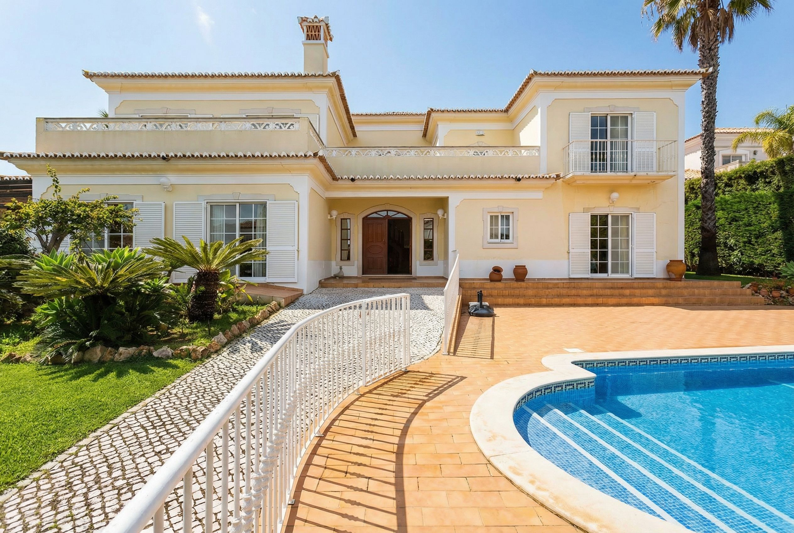 Large Detached 4-Bedroom Villa with Heated Swimming Pool in Varandas do Lago