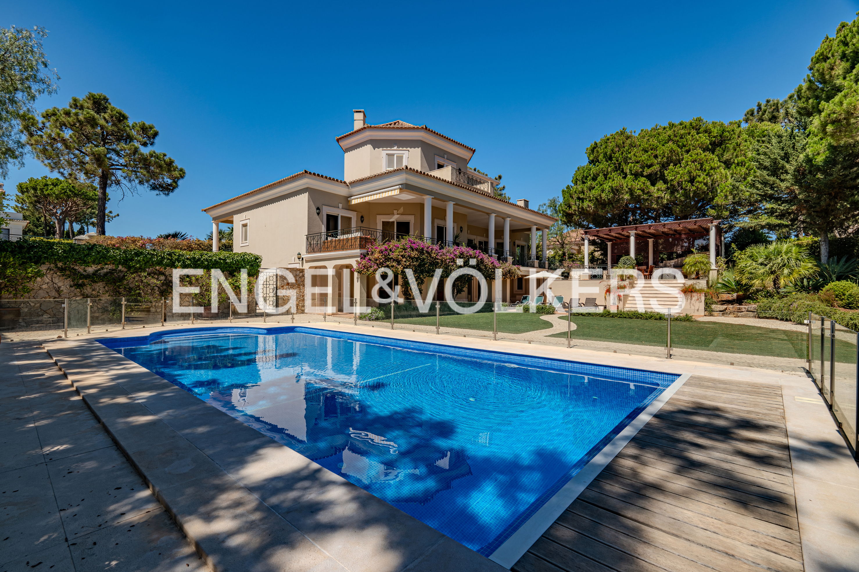 Traditional 6-Bedroom Villa with Golf Views in Quinta do Lago