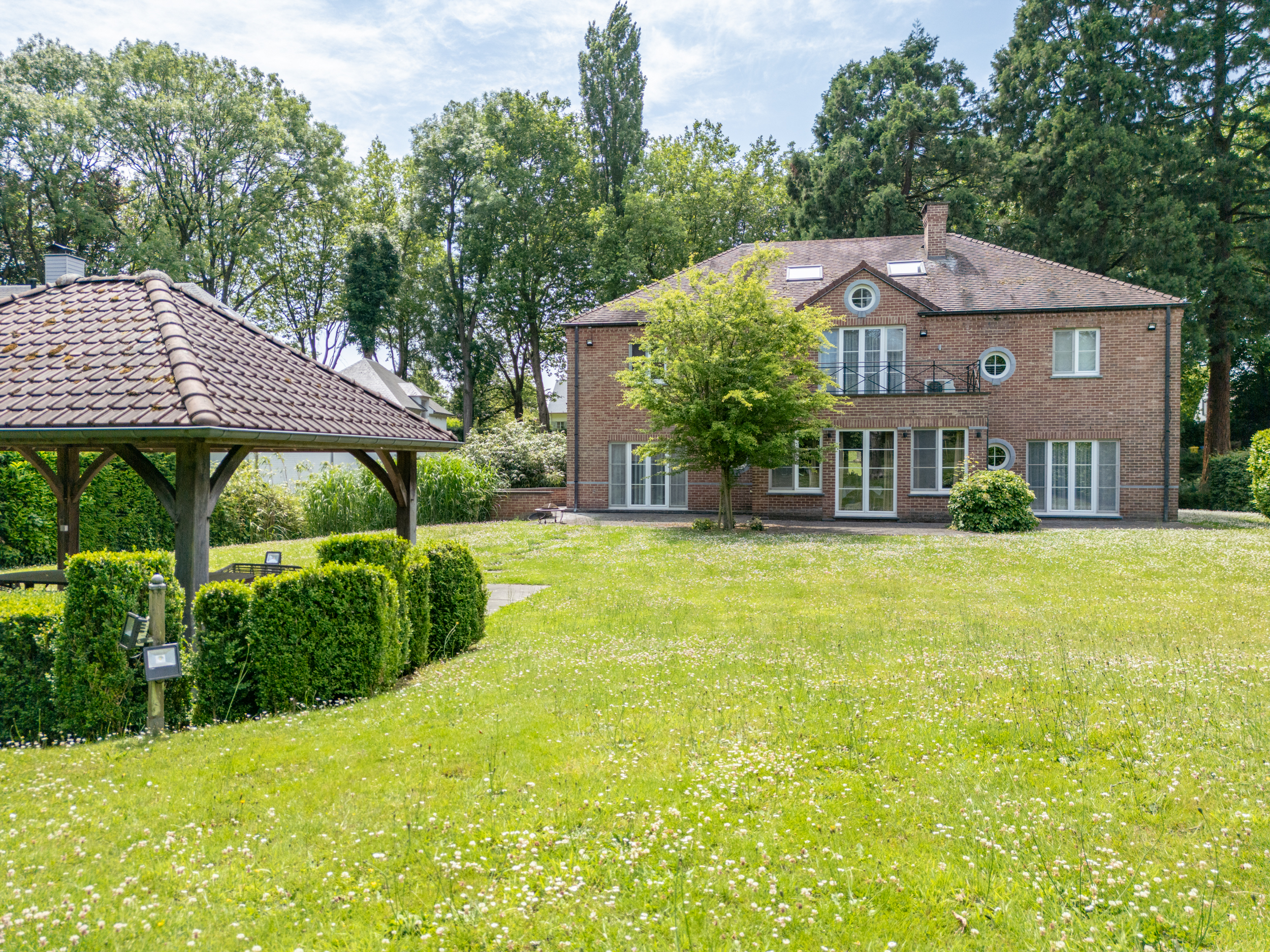 Prestigious and spacious villa with indoor pool