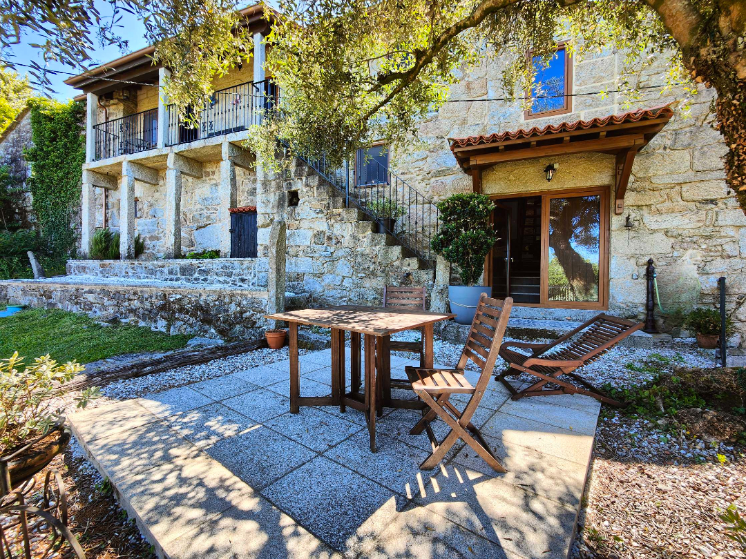 Casa rural restaurada de 3 dormitorios con terraza y jardín