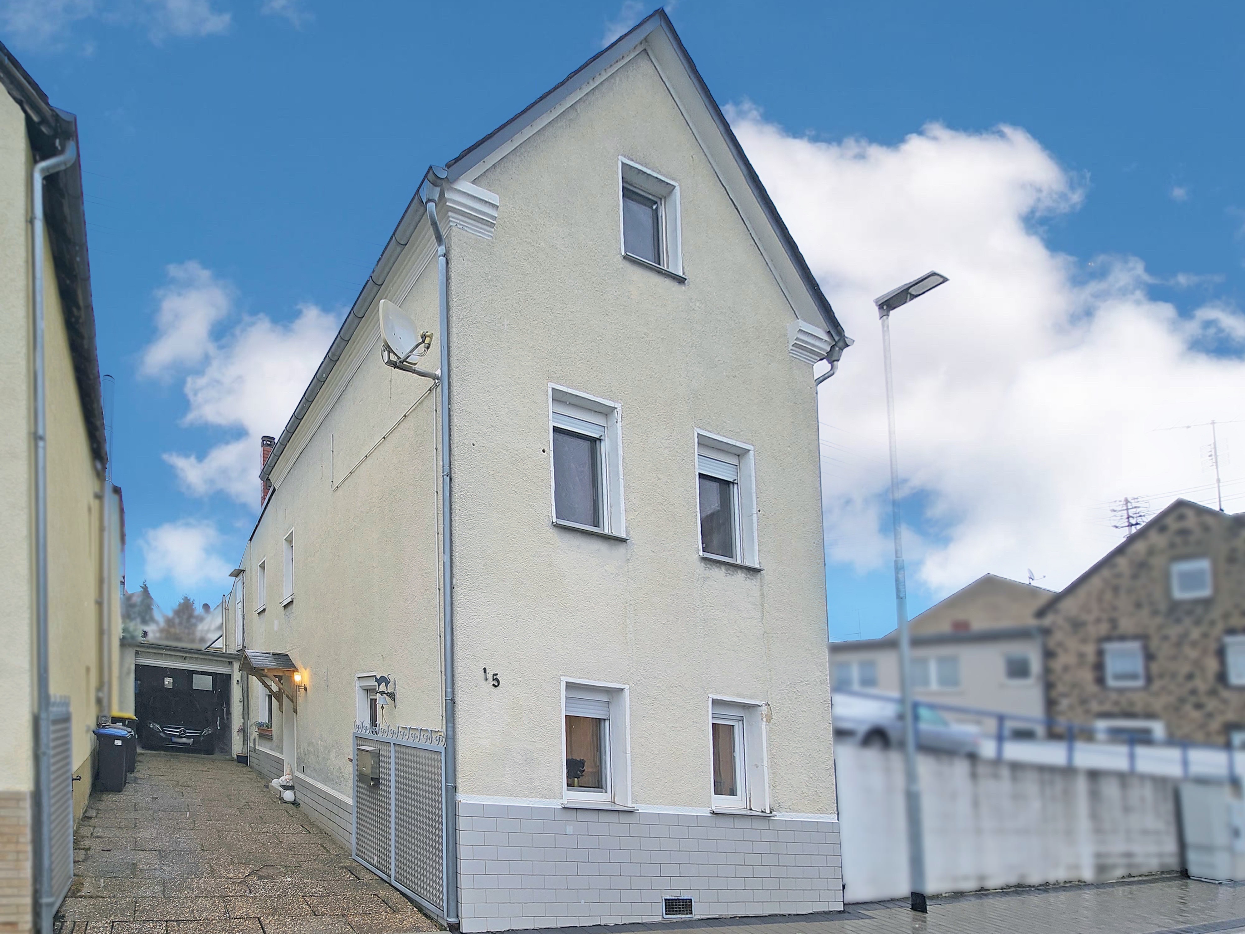 Einfamilienhaus mit Garten und Garage