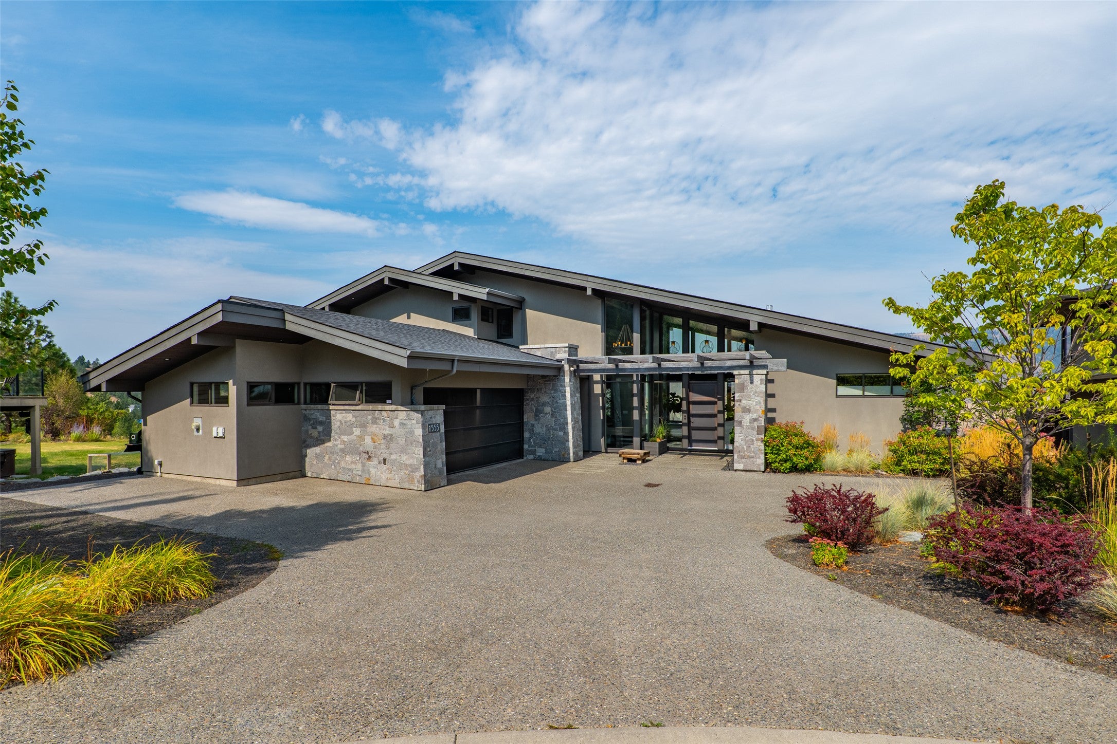 Contemporary Design, Panoramic Views & Room To Entertain