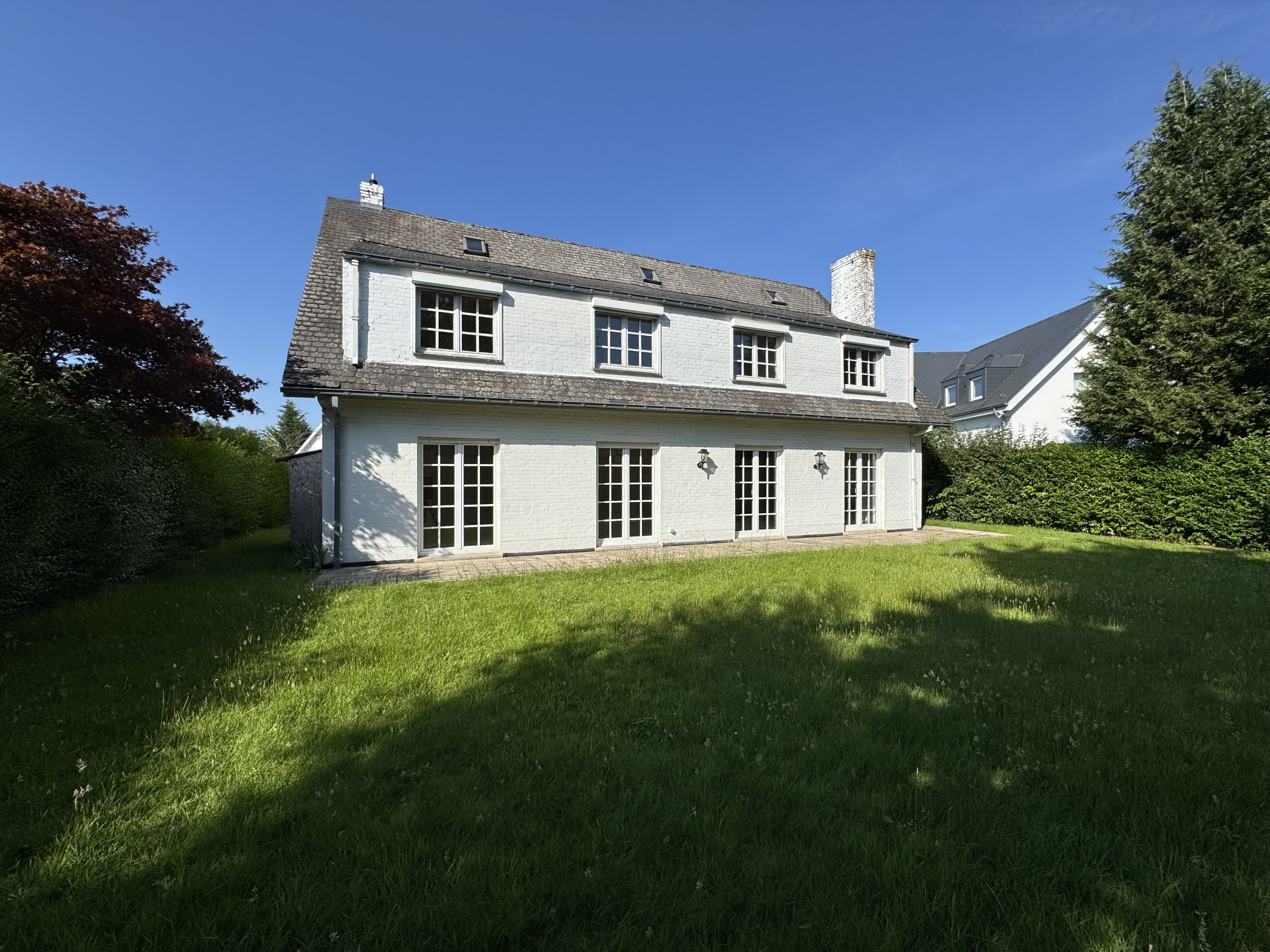 Pleasant six-bedroom villa ideally located