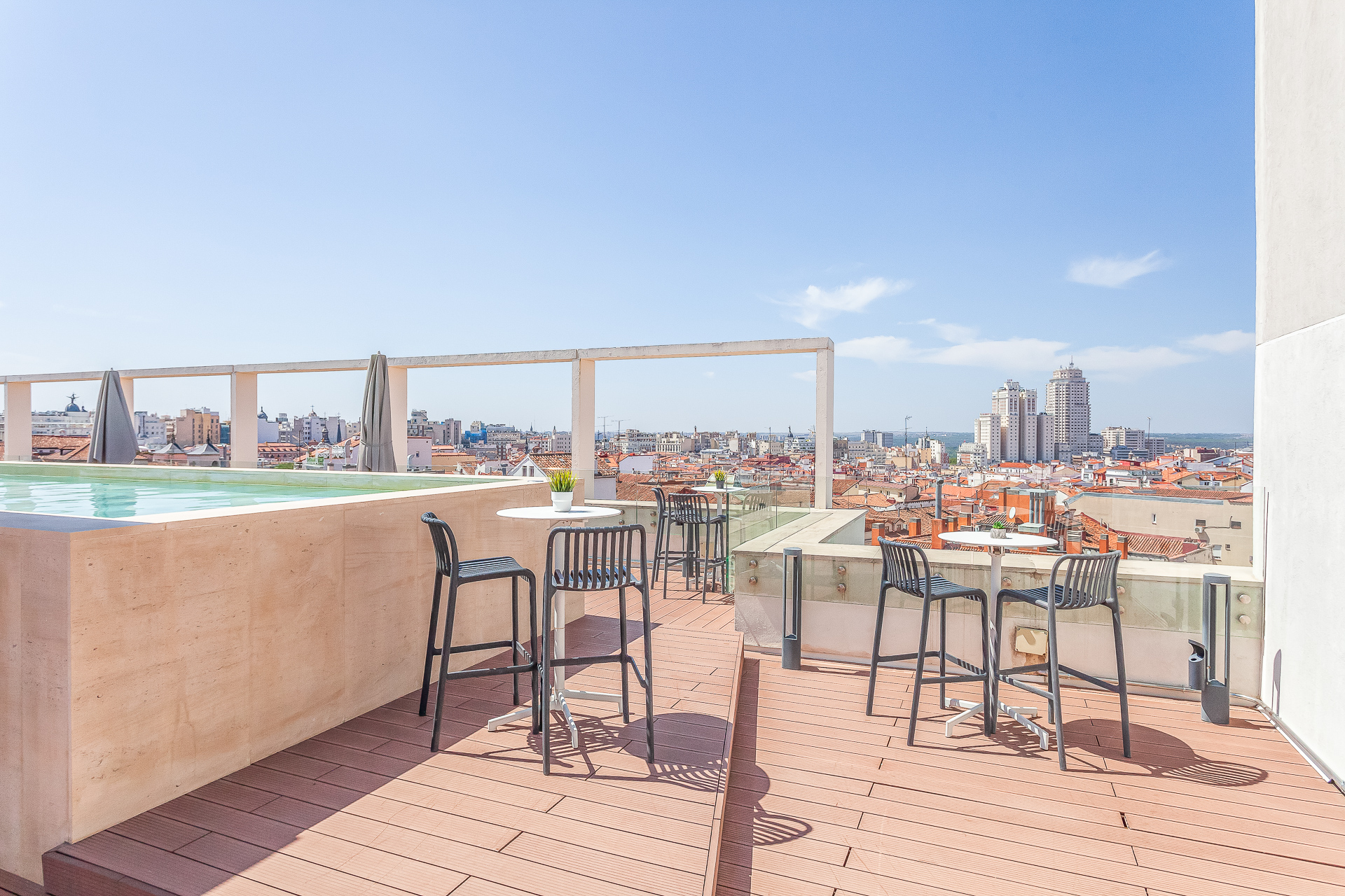Exclusive renovated luxury apartment with 2 bedrooms, 2 bathrooms, rooftop pool, and storage room in Justicia.