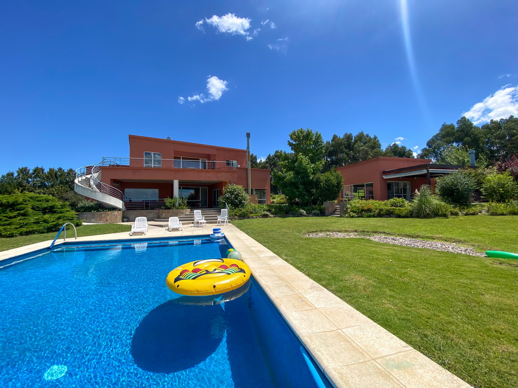 12.6-hectare estate with a high-quality residence in Lomas del Sauce