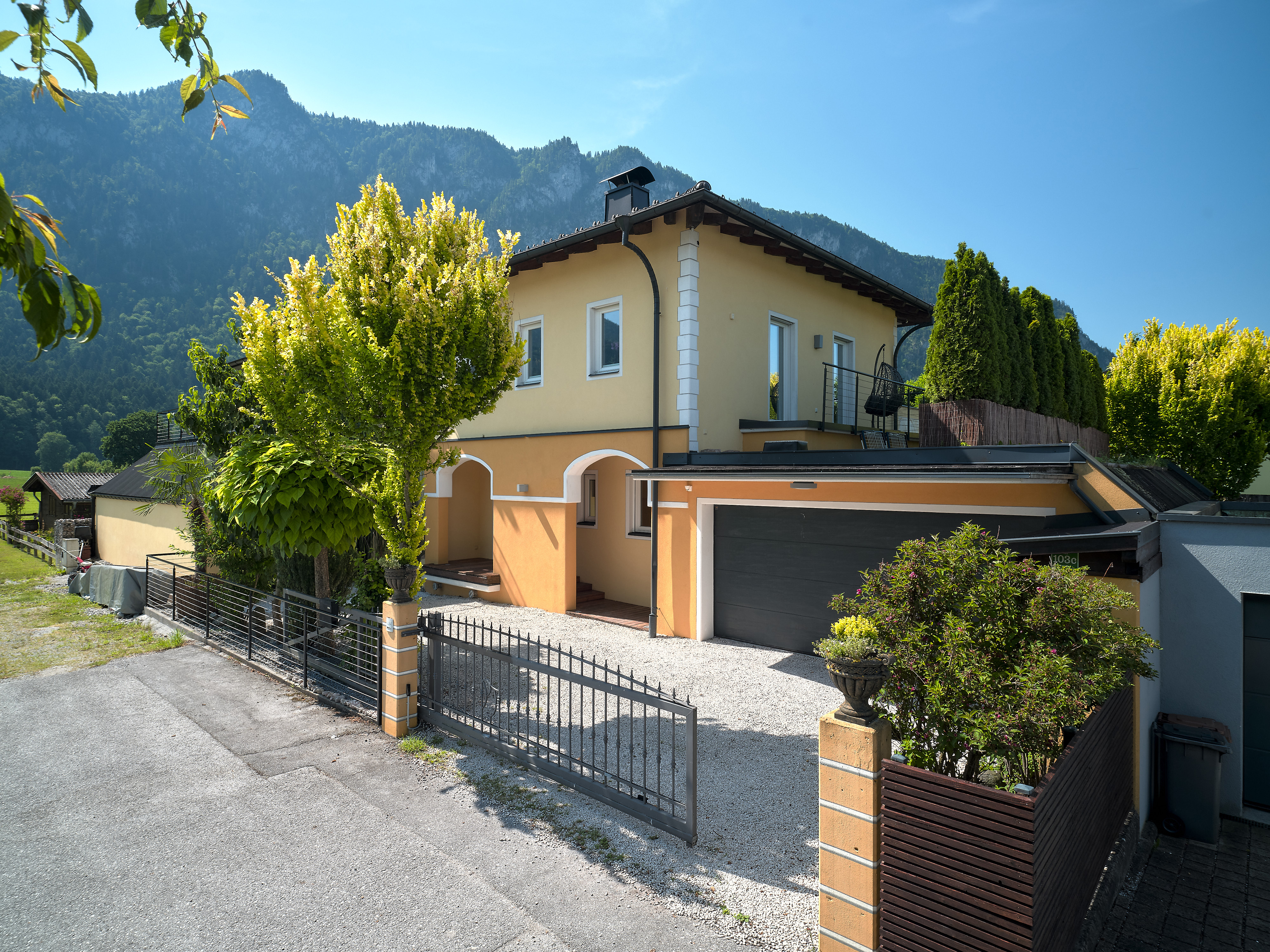 Architektur-Highlight in traumhafter Ruhelage mit Bergpanorama