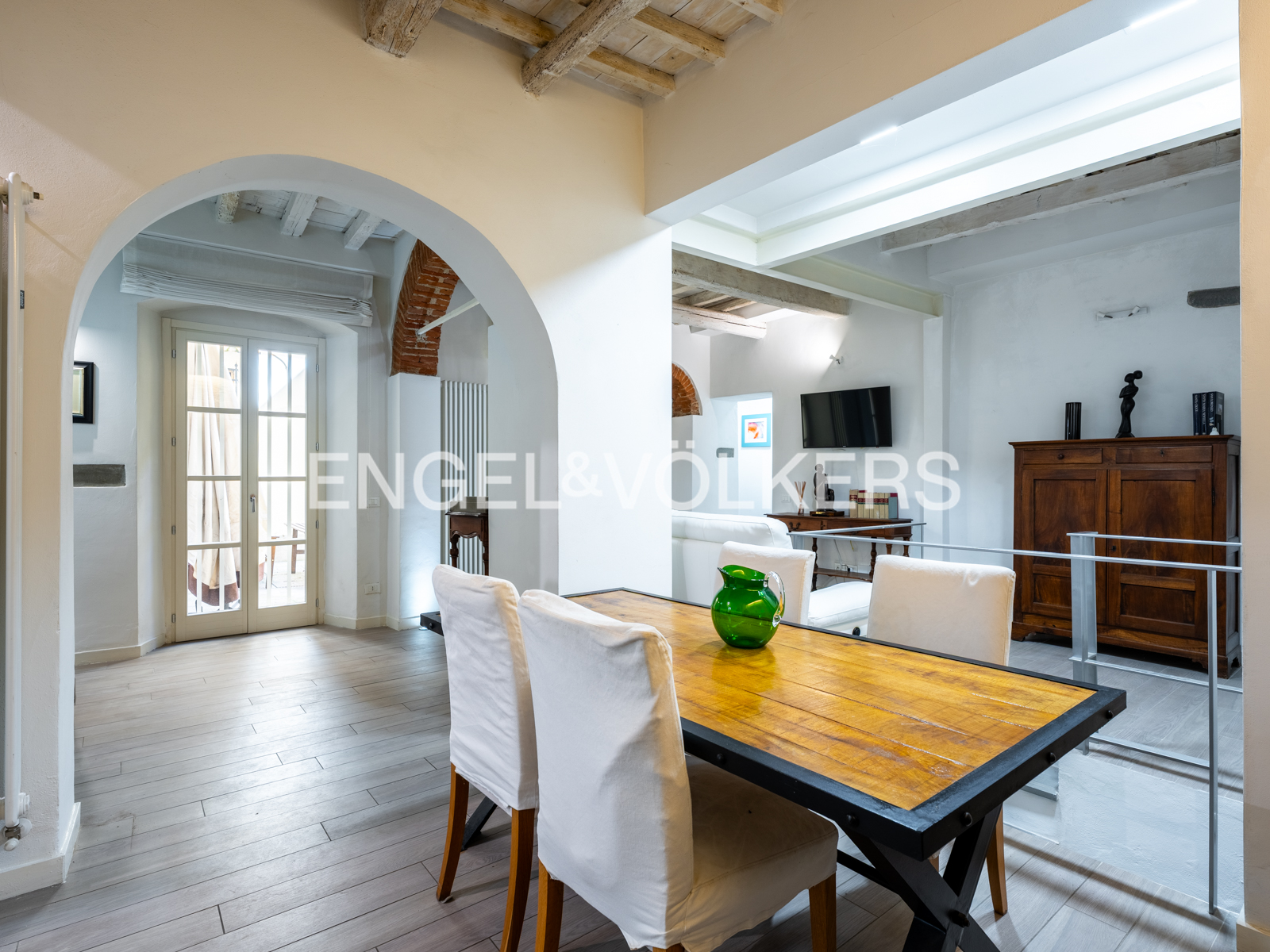 Elegant Apartment with Private Courtyard and Exclusive Garage