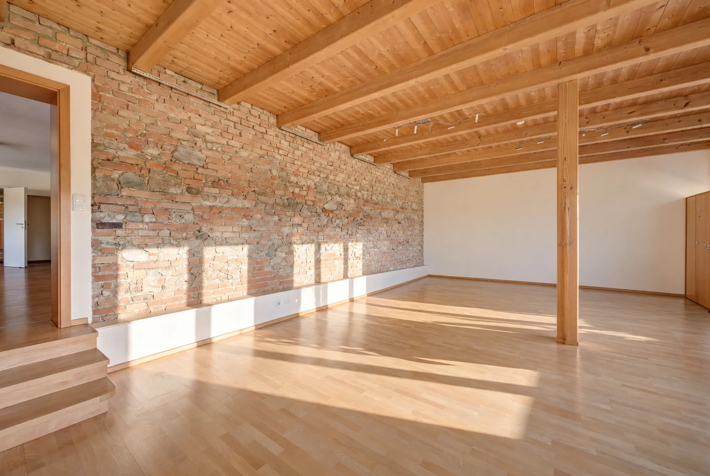 Außergewöhnliches Mehrgenerationen-Anwesen mit zusätzlich ca. 298 m² Gewerbefläche - Photo 4