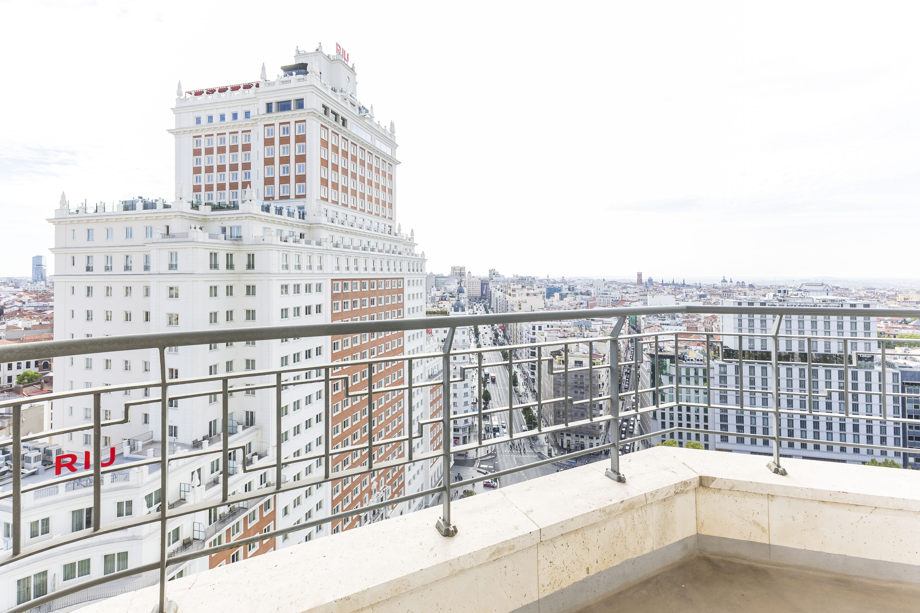 Exclusive 2-bed apartment with panoramic views in Madrid's iconic Torre de Madrid