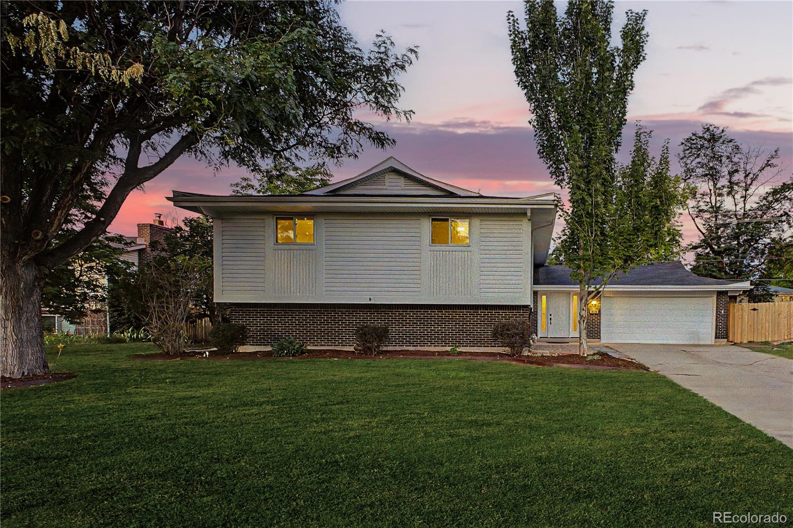 Southglenn Bi-Level with Wet Bar, Fireplace & Deck