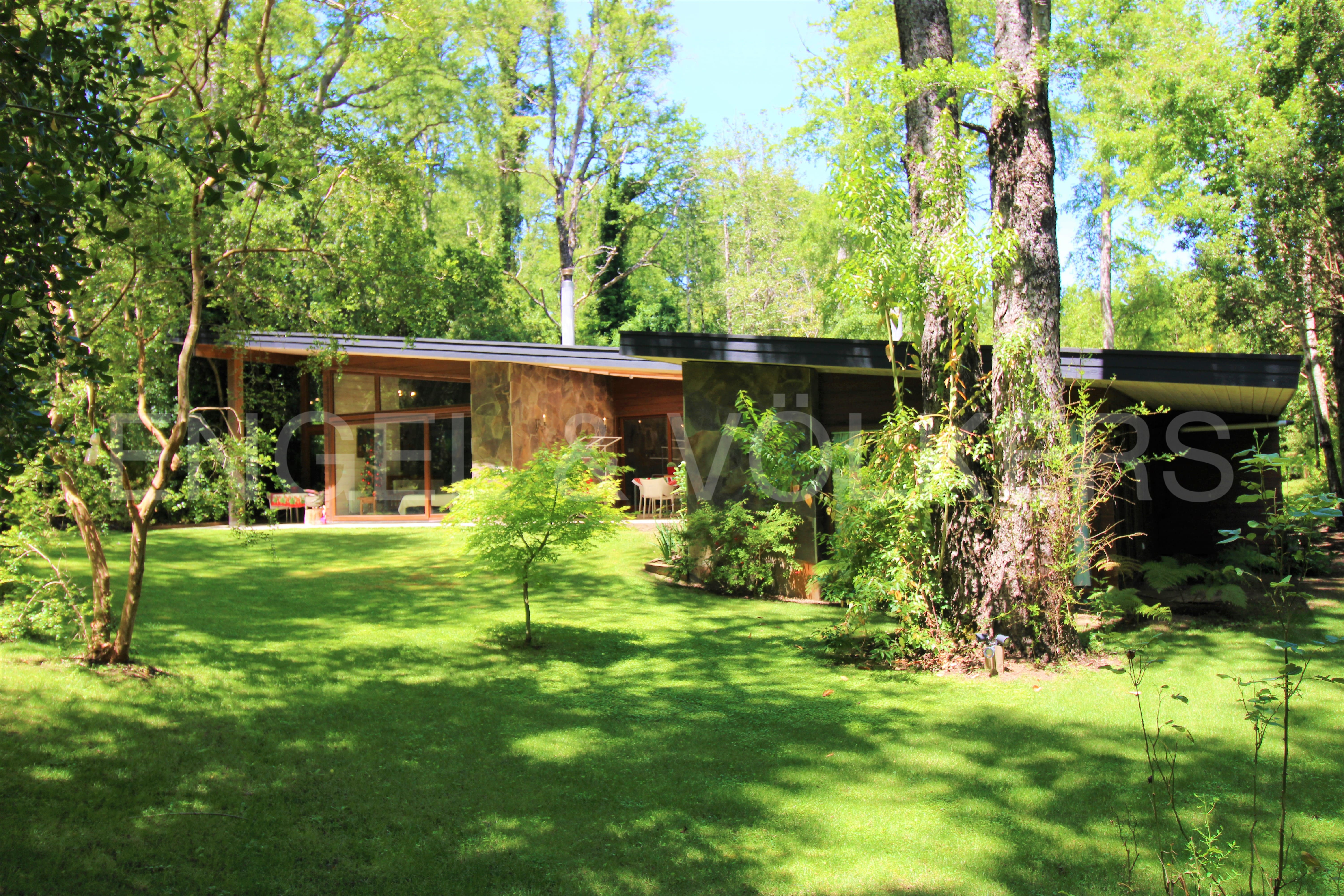 Moderna casa en condominio a pasos de Pucón.