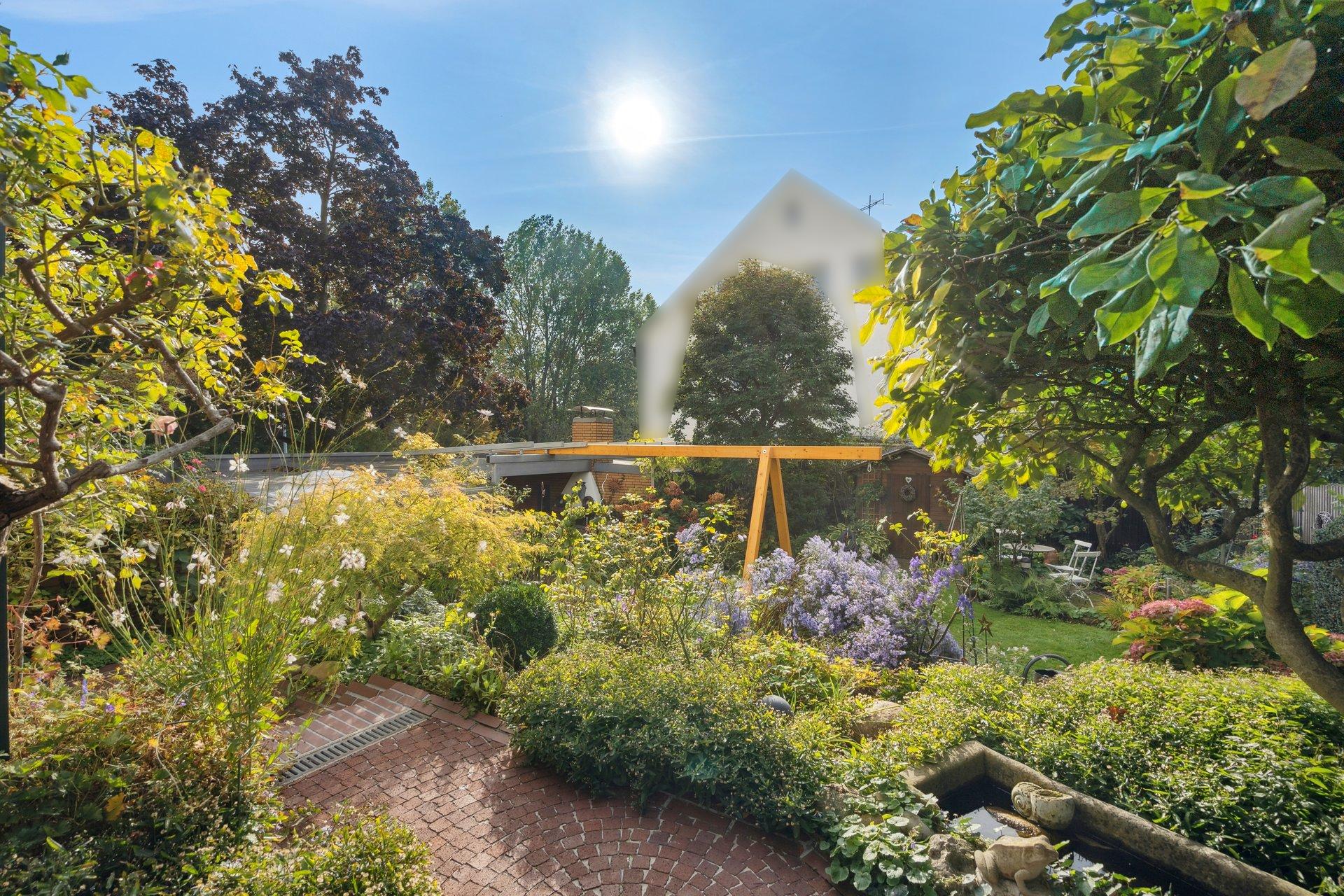 Spacious home with garden and three garages right on the Mittelland Canal