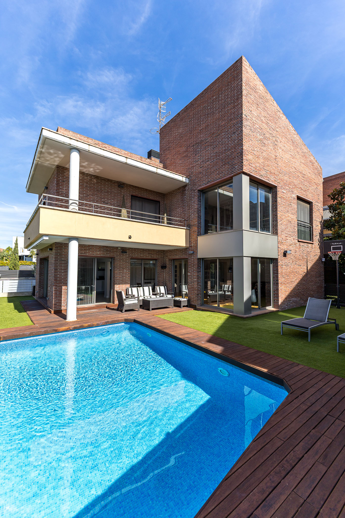 Exclusive house with pool, natural light, and comfort in one of Pla del Diable’s finest areas