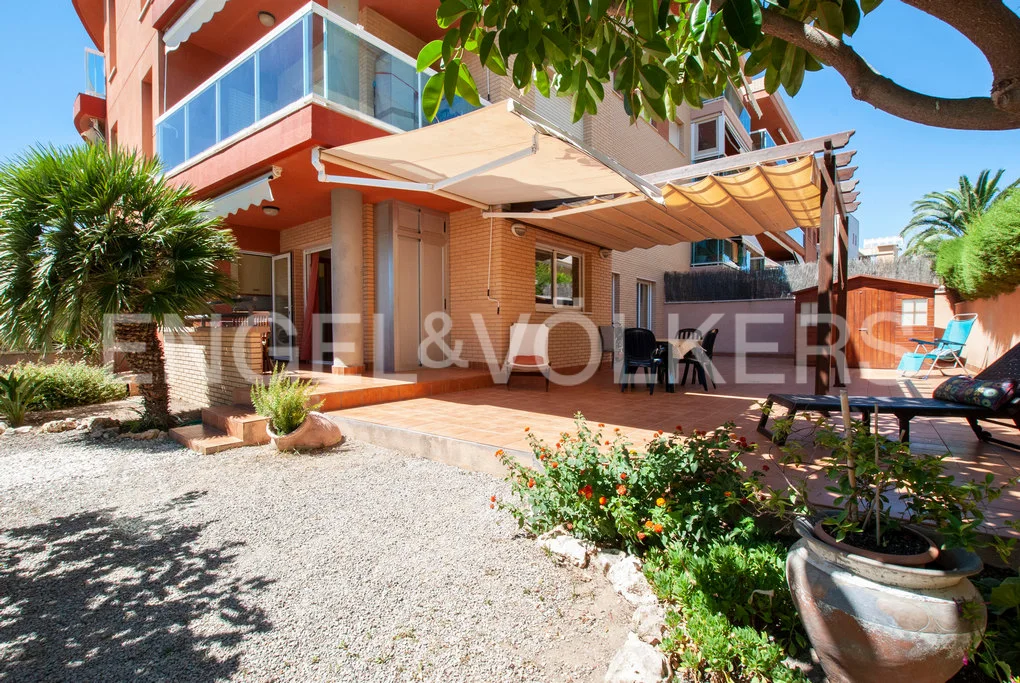 Flat with large private garden close to the beach