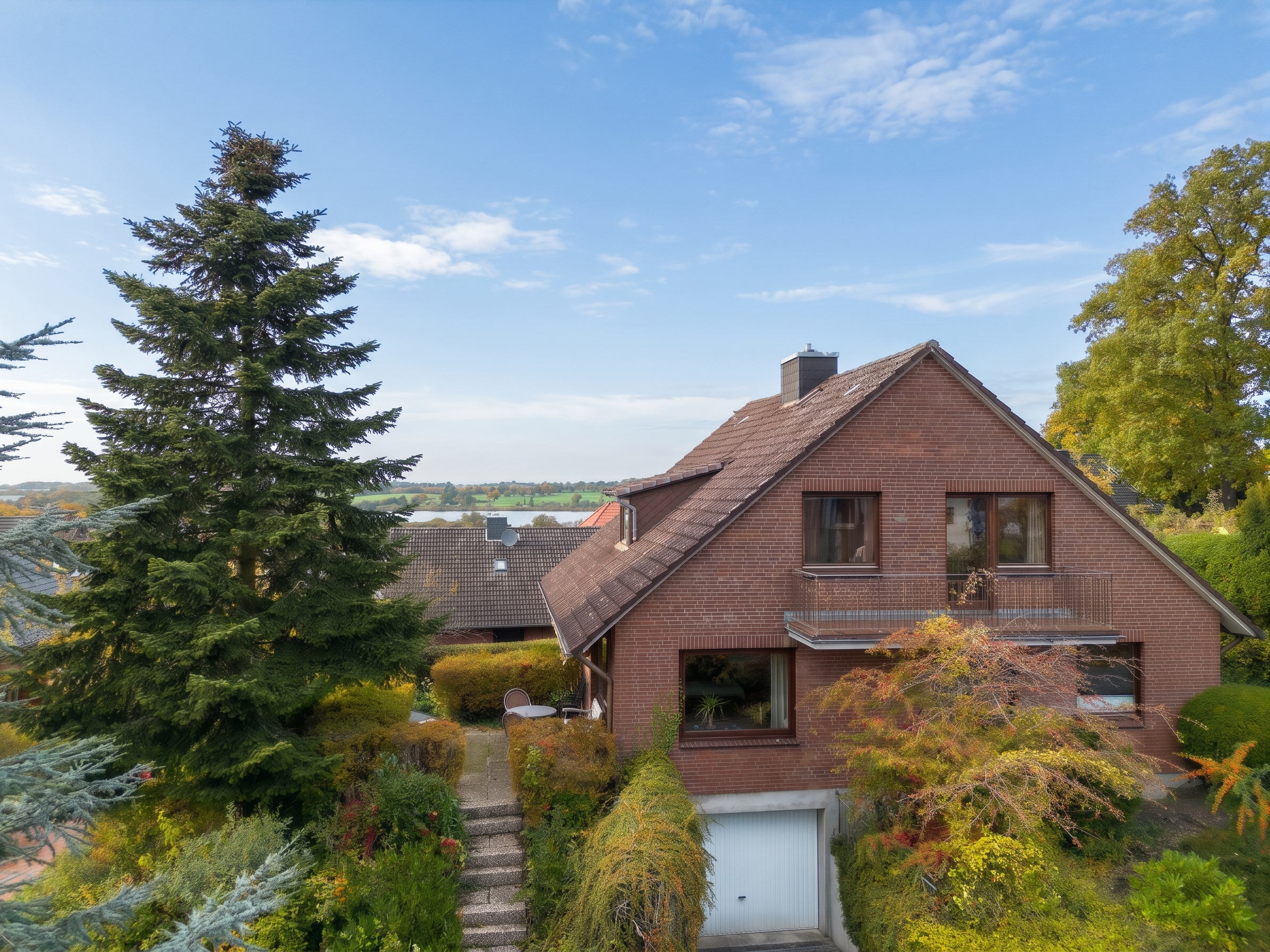Schloss- & Seeblick in Plön: Freistehendes Familienhaus mit 6 Zimmern & Garage [KI-modifiziert]