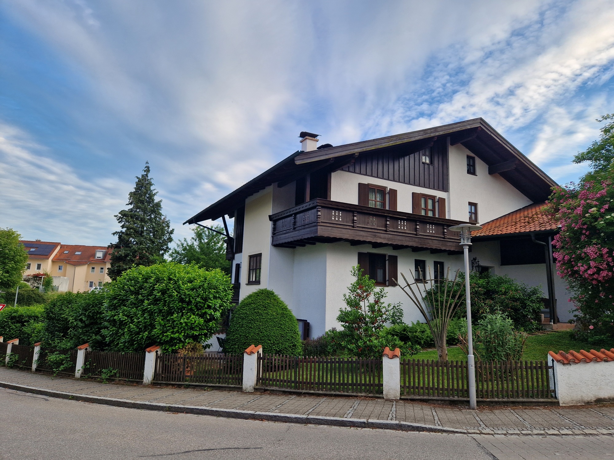Country house villa with character—plenty of space for new living concepts with a lovely in-law apartment