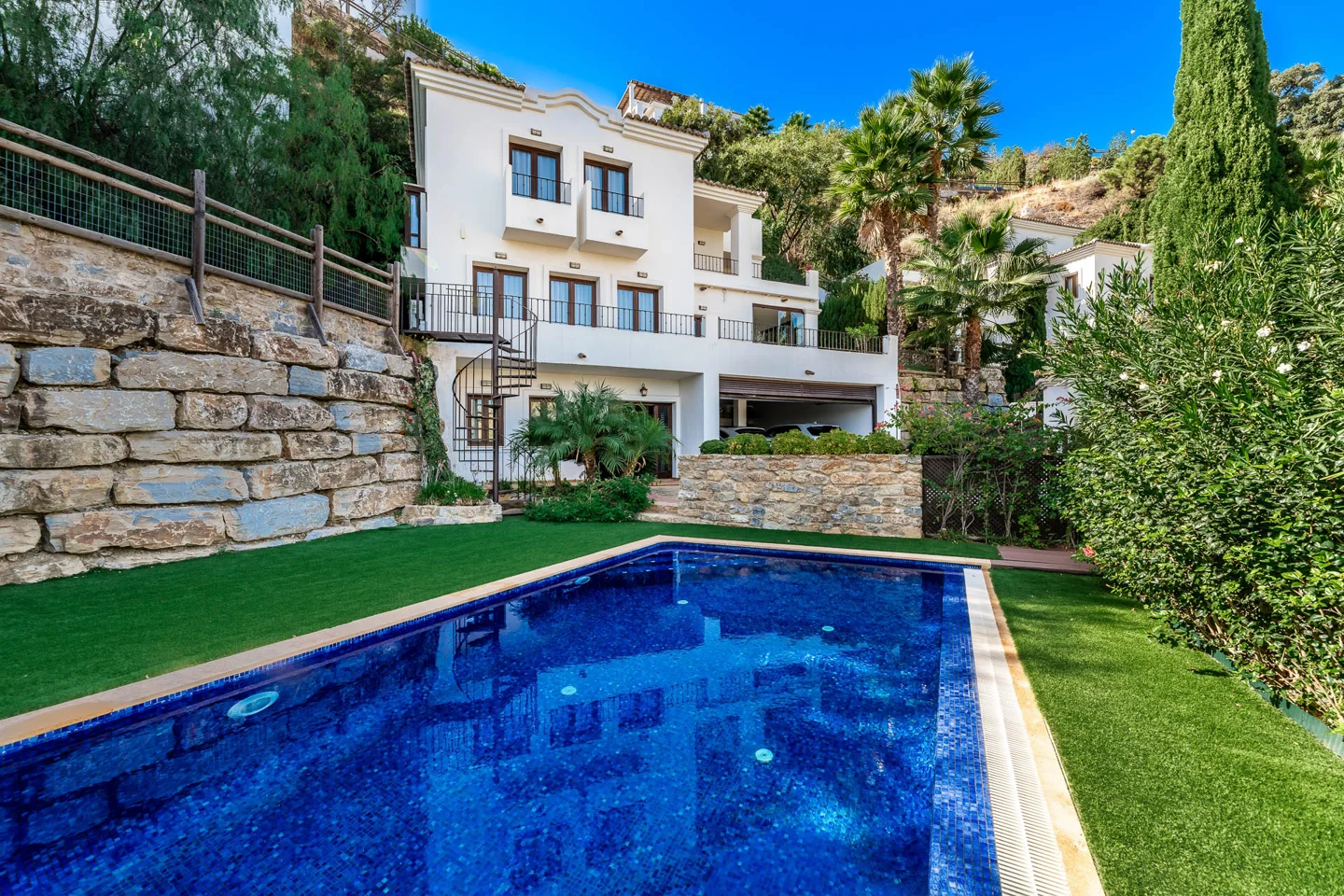 Benahavis Town: Villa de estilo andaluz con vistas panorámicas